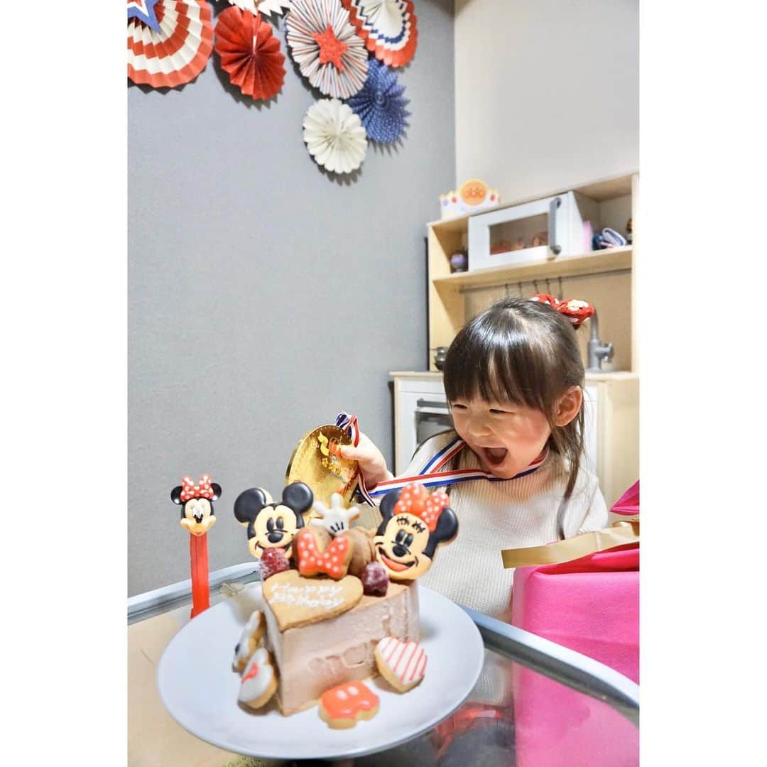 玉村 麻衣子さんのインスタグラム写真 - (玉村 麻衣子Instagram)「逸材の誕生日はアイスケーキでお祝い🎂 逸材の好きなミッキー&ミニーのアイシングクッキーをつくり、ケーキにデコレーションしました^ ^ ミッキー&ミニーの顔がB級どころかD級感満載ですが… . 誕生日プレゼントはアナ雪のレゴ・デュプロ❄️ 早速アナ雪の歌を熱唱しながら黙々と組み立てていました。 ちなみに逸材はエルサのことを「エルさん」と呼びますw . . #tama__life #3歳#誕生日#バースデー#女の子#女の子ママ #アイシングクッキー#ミッキー#ミニー #誕生日ケーキ#バースデーケーキ #ディズニー#アナ雪#アナと雪の女王#エルサ #LEGO#レゴ#duplo#デュプロ#レゴデュプロ」12月19日 19時33分 - maiko_tamamura