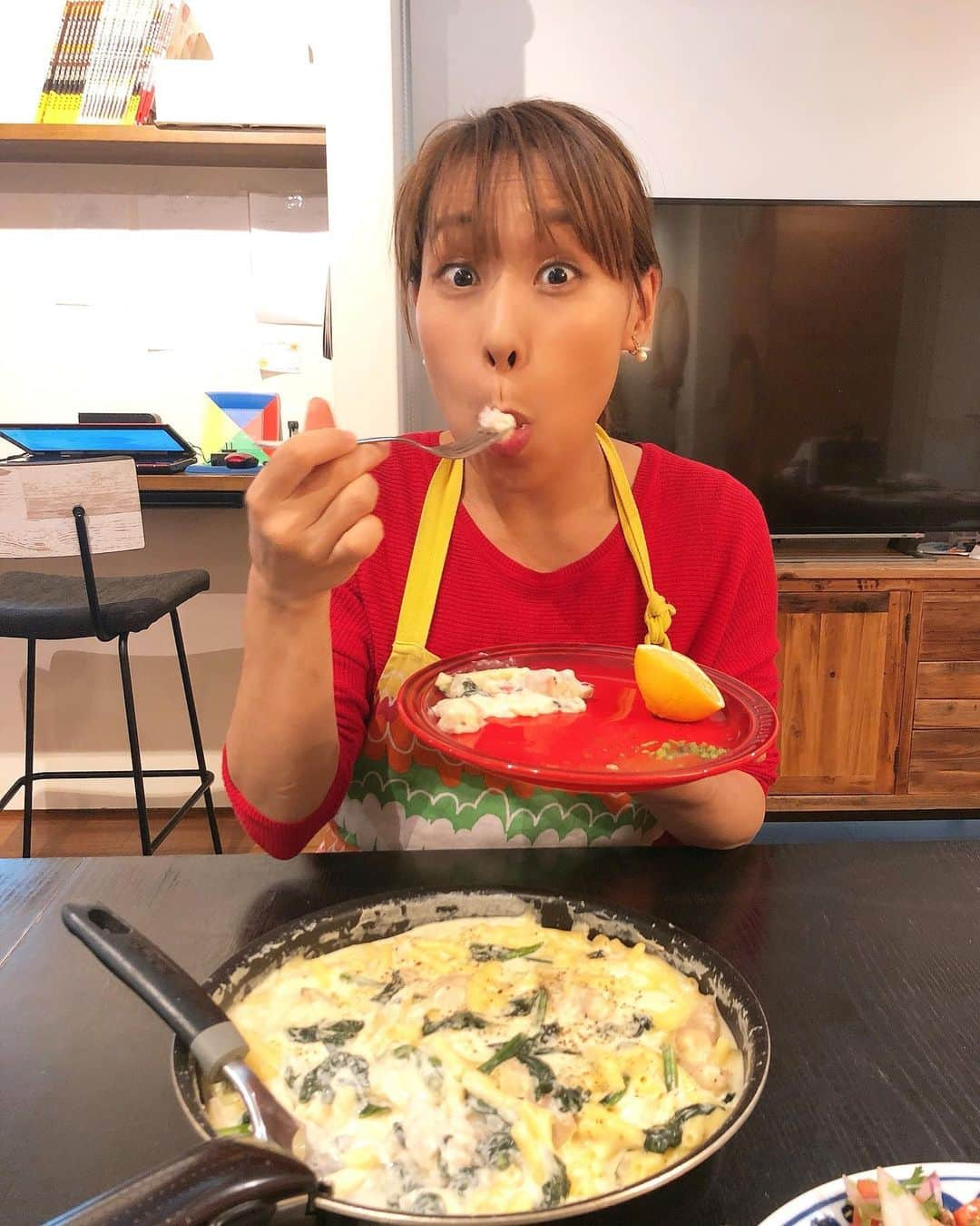 みきママさんのインスタグラム写真 - (みきママInstagram)「【アシスタントさんを募集します！！】﻿ ﻿ ﻿ ﻿ ﻿ ﻿ 突然ですが、一緒に働いてくれる方を募集しま～す！！パートタイムでお手伝いいただける方を募集します！！﻿ ﻿ ﻿ ﻿ ﻿ ﻿ ﻿ ﻿ ﻿ ﻿ ﻿ ﻿ パートタイムと言っても、1日で数時間働くのではなく、1週間の中で1日～2日働いていただける方を募集します。﻿ 月曜～金曜のどこかで1日～2日、9:30～17:30までの8時間（休憩は1時間です）、一緒にレシピを考えたり、調理していただくのが主な作業です。基本的に毎週1日以上は来ていただきたいです！！﻿ ﻿ ﻿ ﻿ ﻿ ﻿ ﻿ ﻿ ﻿ ﻿ ﻿ ﻿ こんな方を募集します！！﻿ ﻿ ●調理業務経験者﻿ ●料理が好きで食べることが大好きな方﻿ ●忙しい主婦を助けたいという気持ちが強い方﻿ ●元気で明るい方﻿ ●さじを使った細かい分量での調理ができる方﻿ ●小田急線・豪徳寺駅まで1時間程度で来れる方﻿ ﻿ ﻿ ﻿ ﻿ ご応募いただける方は、下記アドレスに、募集要項をご記入の上ご連絡ください。﻿ mikimama.assistant@gmail.com﻿ ﻿ ﻿ ﻿ ﻿ 【募集要項】﻿ ①お名前　﻿ ②最寄り駅と最寄り駅までの時間　﻿ ③生年月日（年齢）と家族構成（お子さまがいる方はお子さまの年齢）　﻿ ④ご希望の勤務頻度　﻿ ⑤現在の勤務状況　﻿ ⑥調理経験　﻿ ⑦志望動機﻿ ﻿ ﻿ ﻿ ﻿ 募集は12月22日（日）までとさせていただきます。ご応募に関しますご返信は23日以降に順次ご連絡させていただきます。﻿ ﻿ ﻿ ﻿ ﻿ ﻿ ﻿ 一緒に働いてくれる方、お待ちしています～！！たくさん食べる方、お待ちしてま〜す！！﻿ ﻿ ﻿ ﻿ #アシスタント募集 #みきママ」12月19日 19時35分 - mikimama_official