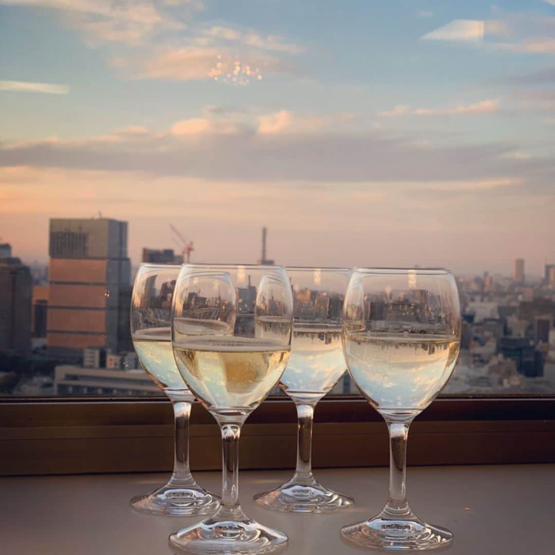 ひぐち君さんのインスタグラム写真 - (ひぐち君Instagram)「日本のワインを愛する会にて「令和元年を寿ぐ忘年会〜年忘れワインを飲めば時忘れ〜」を開催させていただきました🍷 ご参加いただいた皆さま、ワイナリーの皆さま、チーズプロフェッショナル協会の皆さま、ありがとうございました🙇 2020年もよろしくお願いいたします。 #日本のワインを愛する会  https://jpwine.jp/ #チーズプロフェッショナル協会 #日本ワイン　🇯🇵 #秋保ワイナリー  #ウォーターヴァレー #エーデルワイン #オードリーファーム #月山ワイン山ぶどう研究所  #キャメルファーム #グランポレール #ココファームワイナリー  #サドヤ #サントネージュ #シャトージュン #秩父ワイン #中央葡萄酒  #ドメーヌスリエ #原茂ワイン  #ぼんじゅーる農園  #cfabackyardwinery  #横浜ワイナリー アグリコア越後ワイナリー 朝日町ワイン 安心院葡萄酒工房 アルカンヴィーニュ ヴィラデストワイナリー 岩手くずまきワイン 岩の原葡萄園 楠ワイナリー くらむぼんワイン サントリー 高畠ワイナリー 島根ワイナリー シャトレーゼベルフォーレワイナリー 大和葡萄酒 北海道ワイン マンズワイン #japanesewine #vinjaponais #japanesecheese  #tokyo #霞ヶ関  #東海大学校友会館 #霞が関ビル」12月19日 19時36分 - higehiguchi