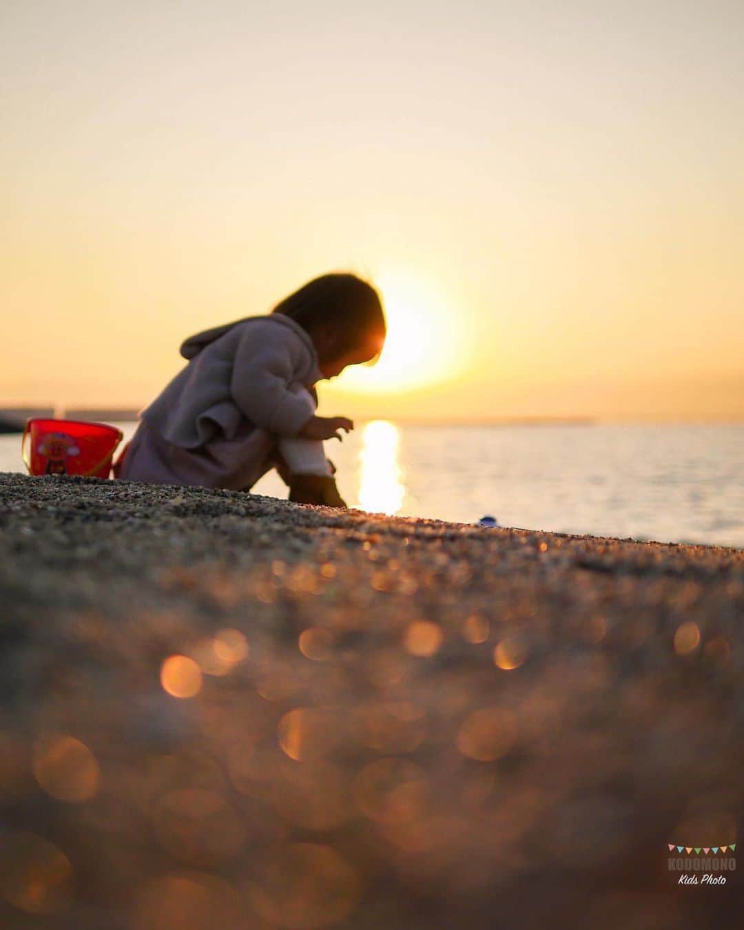 コドモノ！写真部さんのインスタグラム写真 - (コドモノ！写真部Instagram)「🕊💕 今回ご紹介するのは @_moco_hana_ さんの投稿です。 . 海と砂浜が夕陽に照らされてキラキラ✨ . @_moco_hana_ さん「#コドモノ」のハッシュタグ付けありがとうございました。 . お子様のカワイイ姿、面白い瞬間、なんとも言えない表情などなど毎日募集中！@kodomono_photoをフォローの上、#コドモノ をつけて投稿してください💕 素敵な写真や動画はコドモノ！写真部がフィーチャーさせていただきます。 . 🍼画像や動画は投稿者様に許諾を得てコドモノ！写真部に掲載しています。ご本人以外の無断転載はお控えください。 . ▼▽▼投稿毎日募集中▼▽▼ . #2歳 #2歳児 #女の子 #こどものいる暮らし #親バカ部 #お出かけ #海 #砂浜 #夕日 #夕暮れ #日没 #キラキラ #綺麗 #思い出」12月19日 19時40分 - kodomono_photo