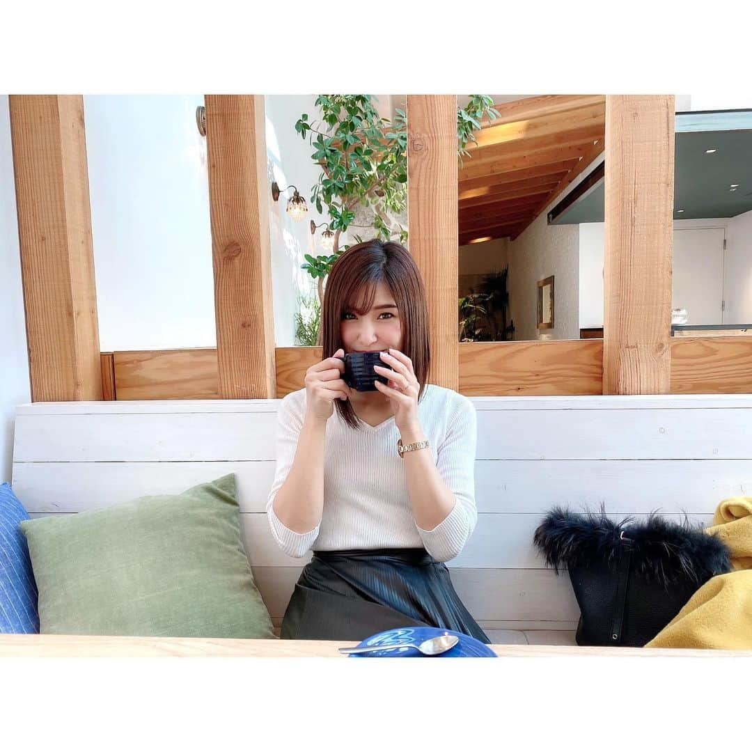 田尻夏樹（なつきんぐ）さんのインスタグラム写真 - (田尻夏樹（なつきんぐ）Instagram)「颯との北海道旅行✈️ . . 北海道大学遊びに行って 温泉入って、白い恋人パークからの市場へ食べ歩き🦀 . それから ベッドダイブ競い、雪合戦❄️ 夜通したくさんたくさん笑いすぎた！！ . . 永遠に全力で遊びすぎて疲れたのか 帰りのお土産選び&飛行機は二人とも無言😂 . それも良い思い出かな😅」12月19日 19時54分 - tajiri_natsuki