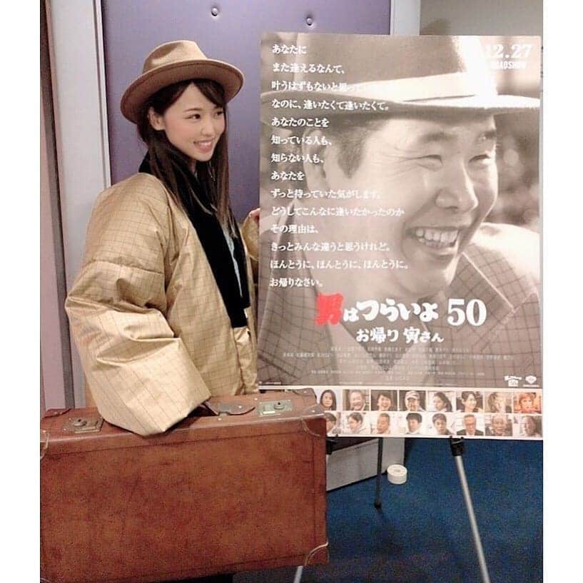 垰智子さんのインスタグラム写真 - (垰智子Instagram)「笑いと涙で、観たら心がほっこりすると大人気を誇った映画『男はつらいよ』が、 第一作から公開50年という事で、 お帰り 寅さんが12月27日からロードショー🎥 . 公開に先駆けて試写会に参加させてもらったんだけど、寅さんといえばなんだか父が好きだったなーと。 . 実はこうやってじっくりと寅さんを観たのは初めてだったけど、家族の何気ない喧嘩や自由奔放な寅さんと一緒に過ごす家族の掛け合いが本当にほっこりして、 心があったかくなったよ♡ . しかも、オープニングには寅さんの歌を#桑田佳祐 さんが歌ってたよ♪ . そういうちょっと新しい記念すべき50本目の男はつらいよを年末年始は楽しんでみるのもありかも♡ . . #初とら #男はつらいよ #お帰り寅さん #PR #movie #cinema #映画 #松竹」12月19日 20時02分 - taotao_tomo