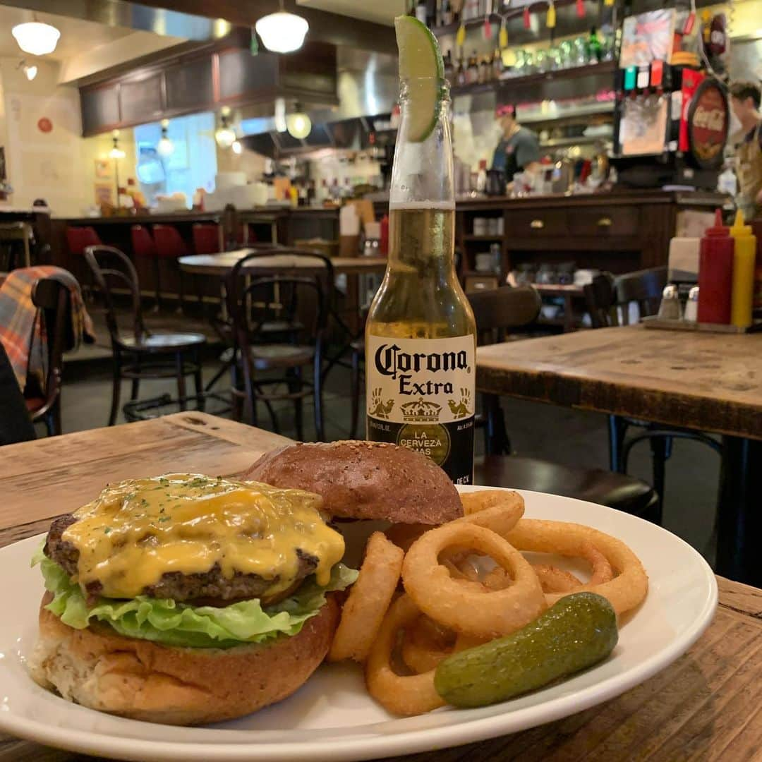 くろさんのインスタグラム写真 - (くろInstagram)「✂︎ 仕事帰りに代官山で毛切って🍔🍺 いつも切ってくれるおねーさんが年内週末は混み混みだったので平日夜に✂︎ で、SASAも平日夜だとゆったりしてますなぁ🍔 しかも知らんうちにクレジットカード使えるようになってた💳 #GRILLBURGERCLUBSASA #グリルバーガークラブササ #代官山ハンバーガー #食べログ百名店2019 #3年連続食べログ百名店 #代官山ディナー」12月19日 20時04分 - m6bmw