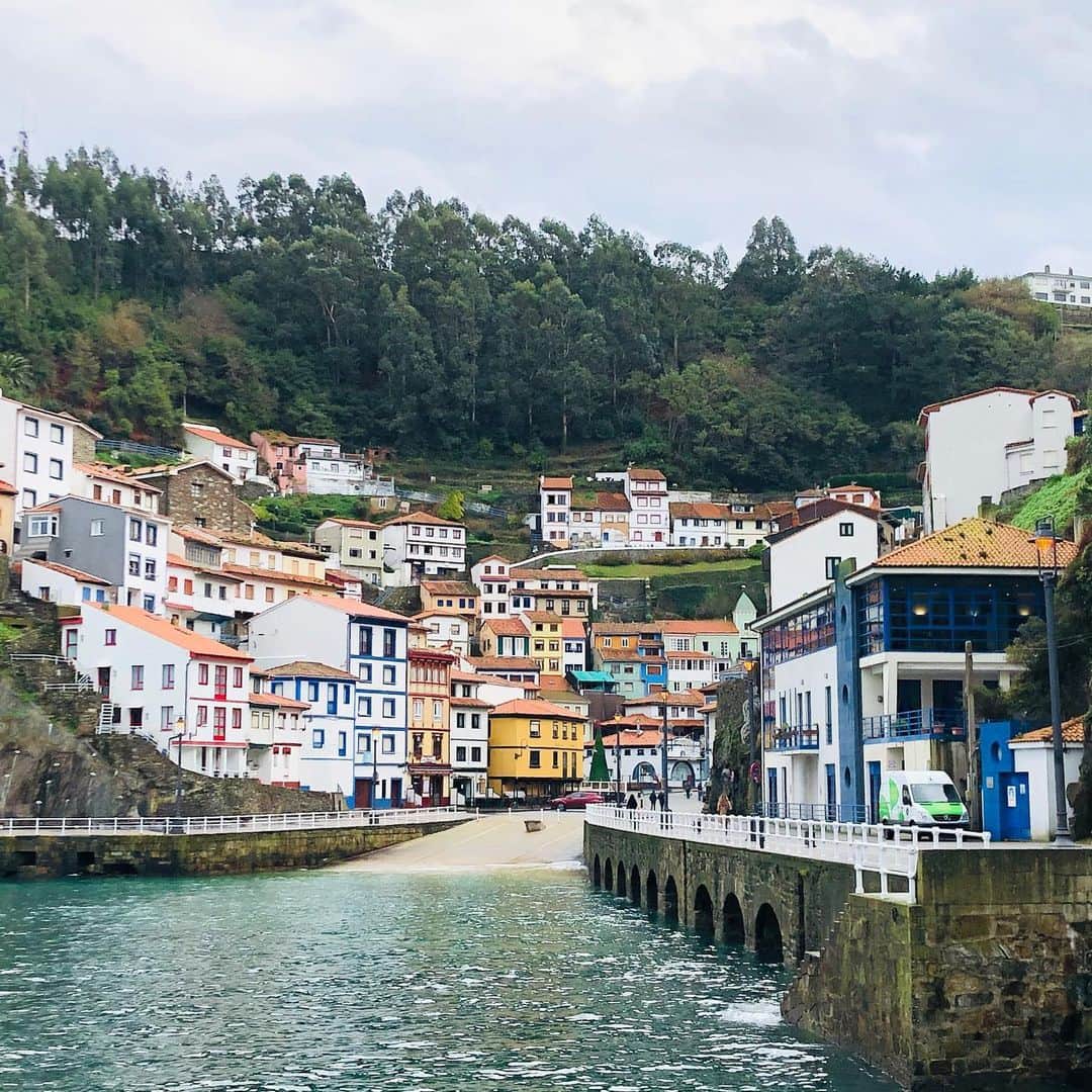 ジェフリー・バトルのインスタグラム：「Cudillero, Asturias.  Stunning fishing village.」