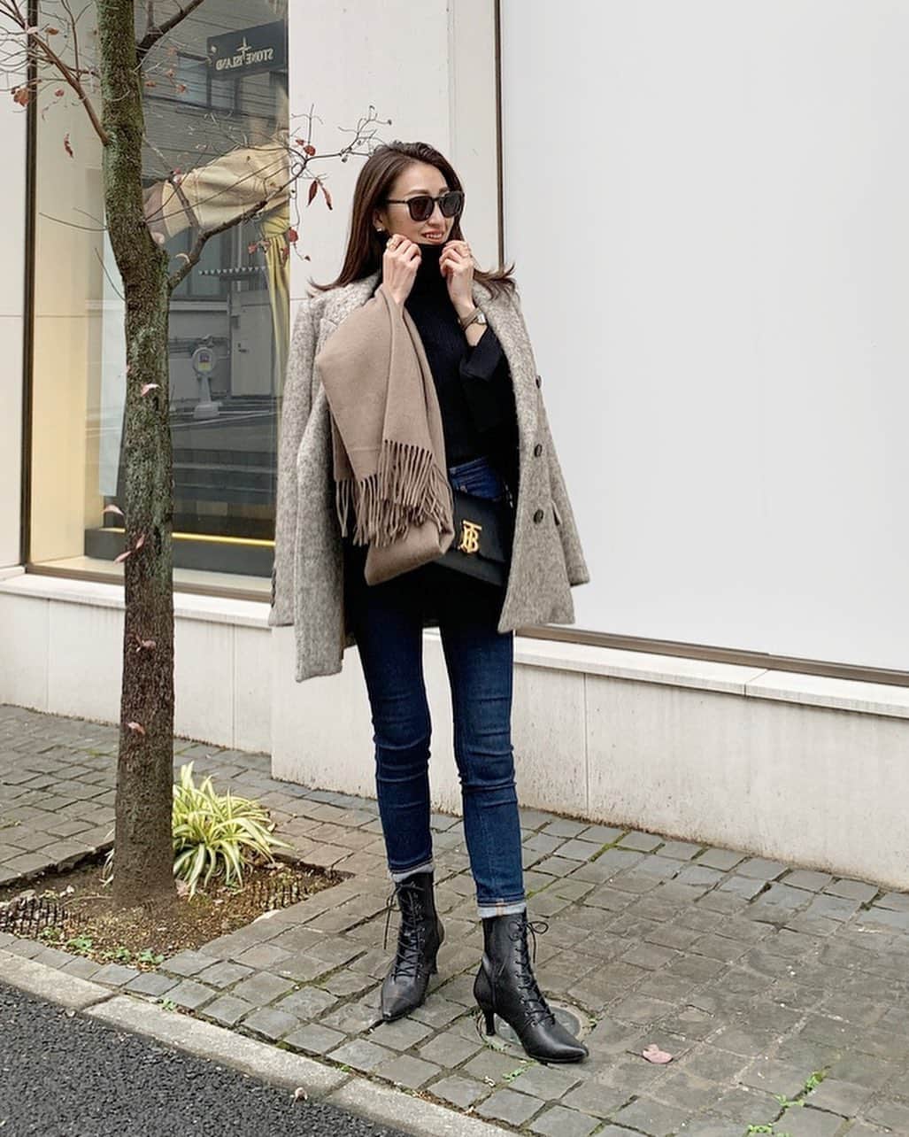 金子麻貴さんのインスタグラム写真 - (金子麻貴Instagram)「この前のコーデは大好きなジャケットスタイル。  ブラックでまとめてシックな感じに。メンズライクなジャケットコートは @casa_fline ですごく暖かくてコートのように使える✨  色も柔らかいからベージュコーデに合わせるのも楽しみ💕 . . #fashion#casafline#シンプルコーデ#ママコーデ#ジャケットコート#コーデ」12月19日 20時09分 - mtmmaki