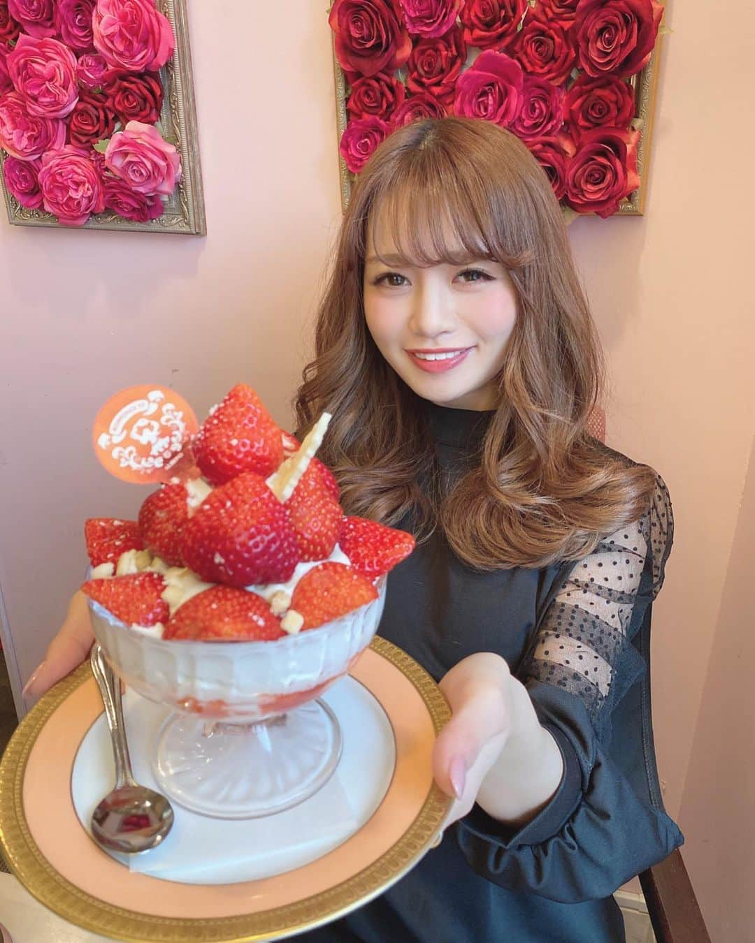 Isakoさんのインスタグラム写真 - (IsakoInstagram)「あまおう苺パフェ🍓 いかがですか？？👸💫💕 . meetingでアマンドに行ったら あまおう苺の限定パフェが出てたの🥺 めちゃくちゃ可愛かったです🍓 . ワンピースは @merrisa_official 👗 本日18時〜新色が追加されたワンピース💫 . . あまおう甘くて美味しかった〜🥺💕 御馳走様でした💫 . . . #六本木カフェ#六本木#あまおう#あまおう苺#あまおうパフェ#苺#苺スイーツ#いちごパフェ#パフェ#苺パフェ#あまおういちご#いちごちゃん#ドットワンピース#可愛いカフェ#merrisa#メリーサ」12月19日 20時10分 - ichaaako