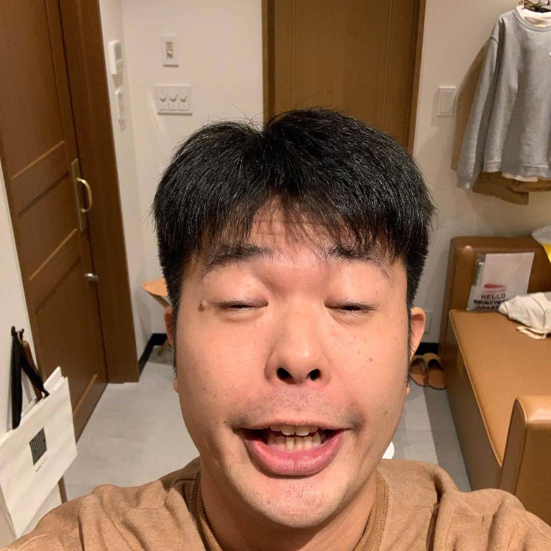 西川晃啓のインスタグラム：「気絶忘年会シーズン  今日も営業の楽屋で気絶  #あるある探検隊#レギュラー#気絶#気絶の日々#ギャグ#営業#昼#講演会#夜#忘年会#楽屋#原宿#トランク#ホテル#結婚式場」