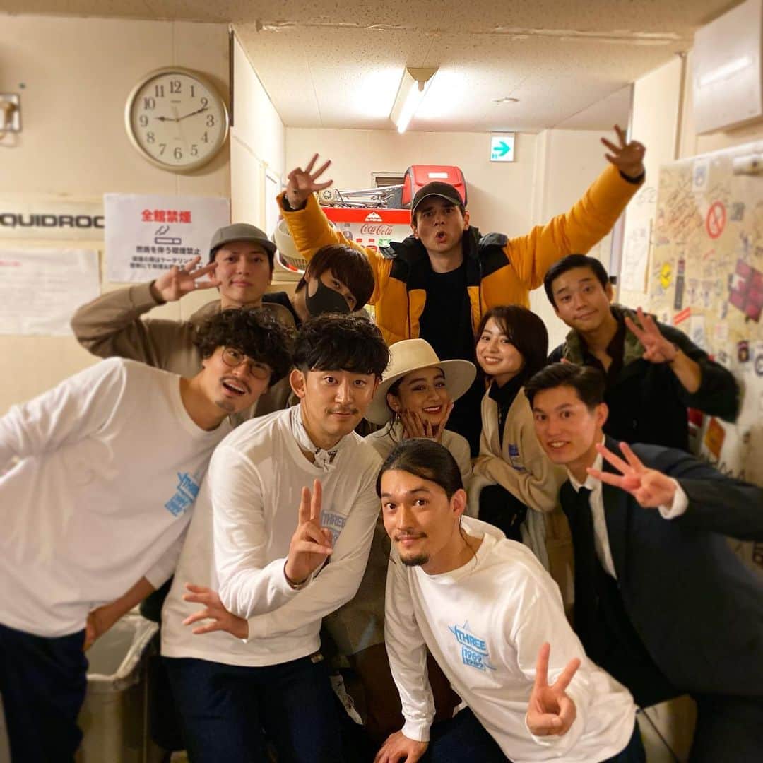 のインスタグラム：「ツアーお疲れ様でした‼️ 最高のライブでした。 . また来年もお互い頑張りましょう😎🔥 @three1989tokyo  #three1989 #everyweekisaparty」