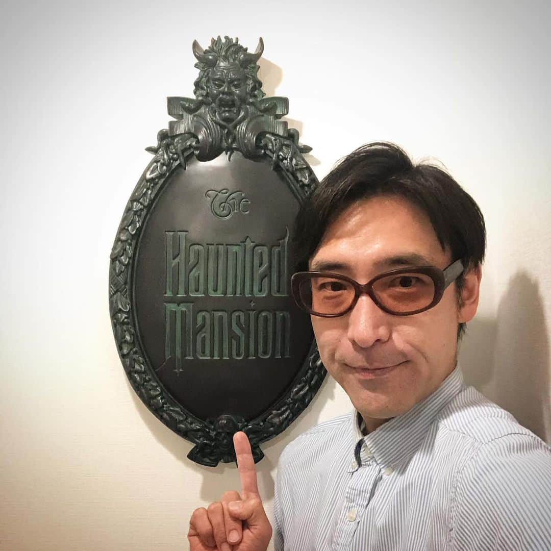小宮山雄飛さんのインスタグラム写真 - (小宮山雄飛Instagram)「ディズニー愛が強過ぎて、事務所の表札をホーンテッドマンションにしてしまった。　#ホーンテッドマンション  #TDL #hauntedmansion」12月19日 20時24分 - yuhikomiyama