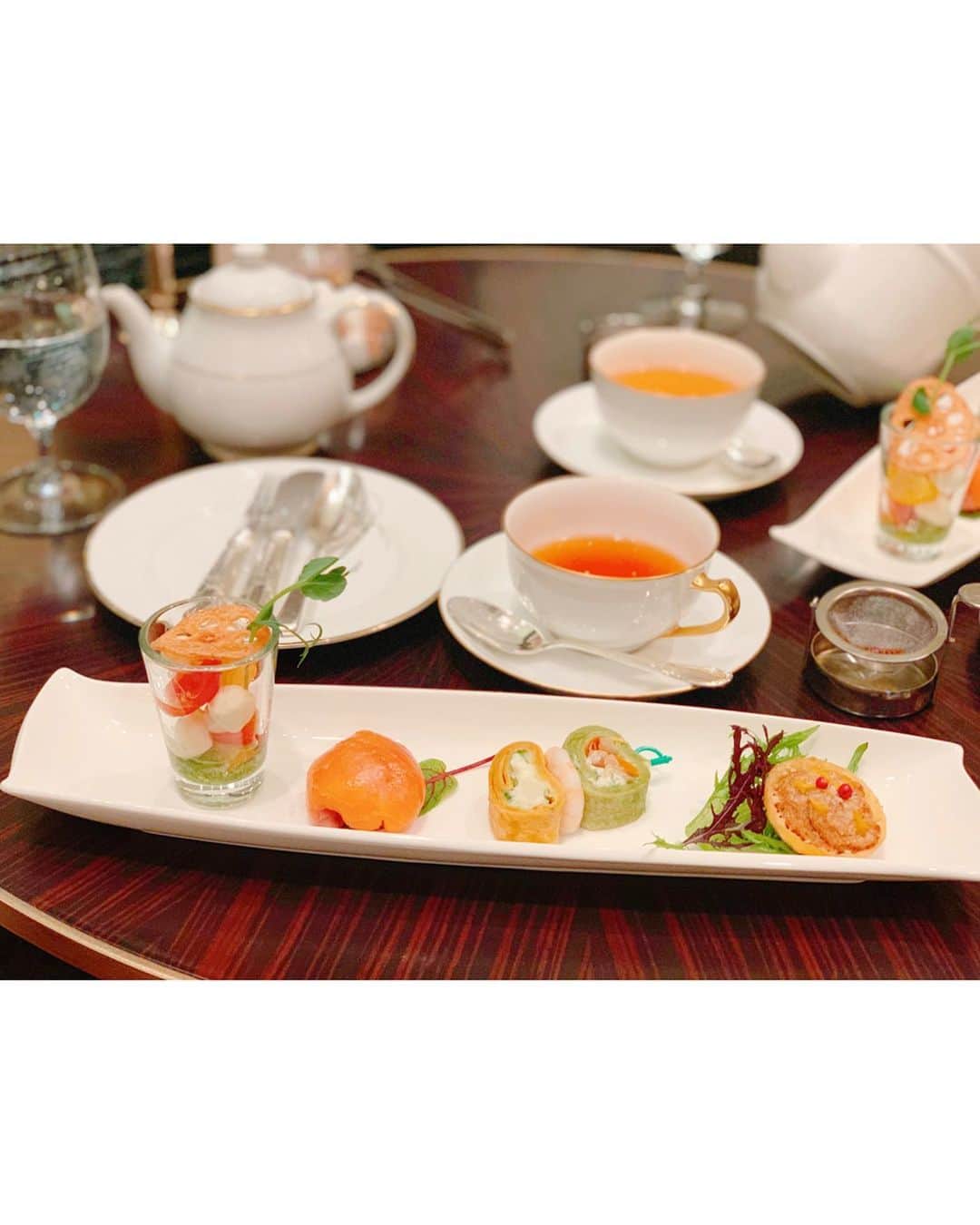 沢井里奈さんのインスタグラム写真 - (沢井里奈Instagram)「♡ . 名古屋マリオットアソシアホテル｢シーナリー｣ クリスマスアフタヌーンティーセット🎄🎁💕💕 . 大好きないちごたっぷりで どれもすごく美味しかったです🍓🌸 . ‪オードブル盛り合わせ‬も種類豊富で 紅茶も香りが良くて とっても贅沢な時間でした☺️💓💓 . 今回もゆりオンニと⛄💝 . ‪♥いちごのショートケーキ‬ ‪♥いちごのタルトレット‬ ‪♥ピスタチオのケーキ‬ ‪♥カスタードプディング‬ ‪♥ハイビスカスのジュレ‬ ‪♥フランボワーズのマカロン‬ ‪♥フランボワーズのパート・ド・フリュイ‬ ‪♥スコーン2種‬ . #marriotthotel #marriott #christmasafternoontea #christmassweets #instagood #instagramjapan #팔로우 #소통 #名古屋マリオットアソシアホテル #クリスマスアフタヌーンティーセット #クリスマスアフタヌーンティー #クリスマス #アフタヌーンティー #フォトジェニック #カフェ #名古屋カフェ #さわーカフェ巡り #沢井里奈」12月19日 20時25分 - sawairina