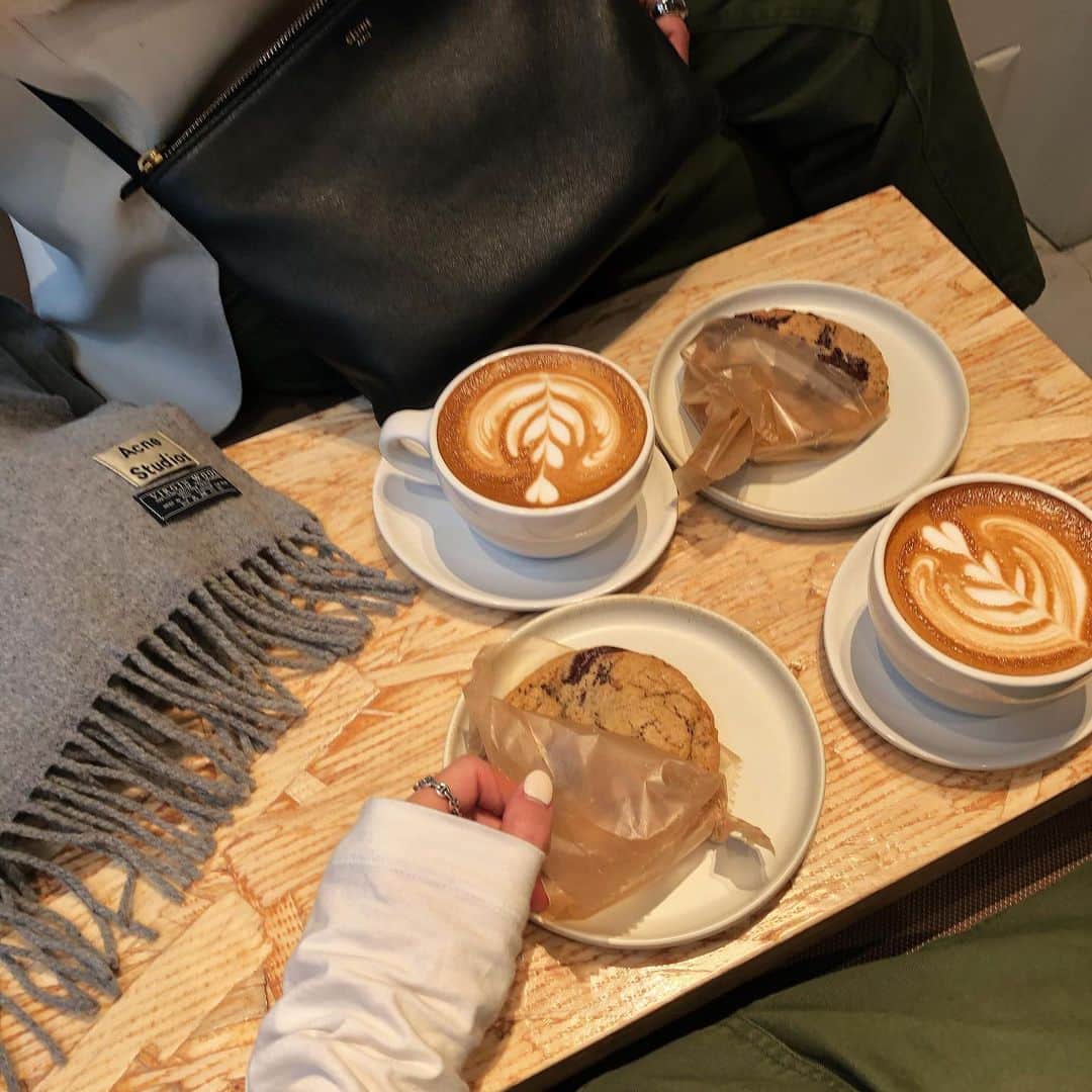 美生のインスタグラム：「年内ラストの撮影day.﻿ ﻿ 今日も﻿ 皆さんのおかげで﻿ ものすごく可愛い仕上がりに…♡﻿ いつもありがとうございます🙇‍♂️✨﻿ ﻿ 撮影が無事終わり @ryococoyr さんとカフェで一息☕️﻿ 来年も頑張りましょね💪🏻💕﻿ ﻿ 19awから20ssへ♡﻿ この春もワクワクが止まりません！﻿ ﻿ 関係者各位の皆様﻿ 今年も大変お世話になりました！﻿ 来年もどうぞよろしくお願いいたします🙏💕﻿ ﻿」