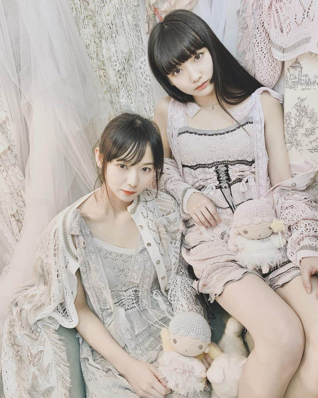 東佳苗さんのインスタグラム写真 - (東佳苗Instagram)「rurumu:2020ss snap❤︎❤︎❤︎ 菜奈ちゃん❤︎❤︎❤︎ ホワイトブロンドの髪にピンクのパンツset upめちゃくちゃカッコ良い😭💗黒ワンピはシャーリーズセロン感ある🔥🖤. ろるらり、しらいちゃん💎💞 昔キキララとコラボした時の編みぐるみを持って…🌟いかにもな感じで撮りました☺️💝. しお🍎❣️ ピンクと水色とニーハイで女児感…👧🏻🎀💙 #rurumu #rurumu2020ss」12月19日 20時27分 - usagi_kanae