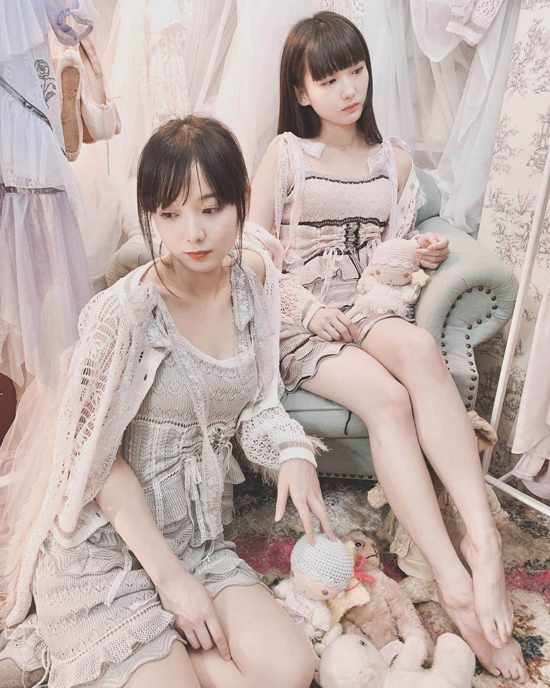 東佳苗さんのインスタグラム写真 - (東佳苗Instagram)「rurumu:2020ss snap❤︎❤︎❤︎ 菜奈ちゃん❤︎❤︎❤︎ ホワイトブロンドの髪にピンクのパンツset upめちゃくちゃカッコ良い😭💗黒ワンピはシャーリーズセロン感ある🔥🖤. ろるらり、しらいちゃん💎💞 昔キキララとコラボした時の編みぐるみを持って…🌟いかにもな感じで撮りました☺️💝. しお🍎❣️ ピンクと水色とニーハイで女児感…👧🏻🎀💙 #rurumu #rurumu2020ss」12月19日 20時27分 - usagi_kanae