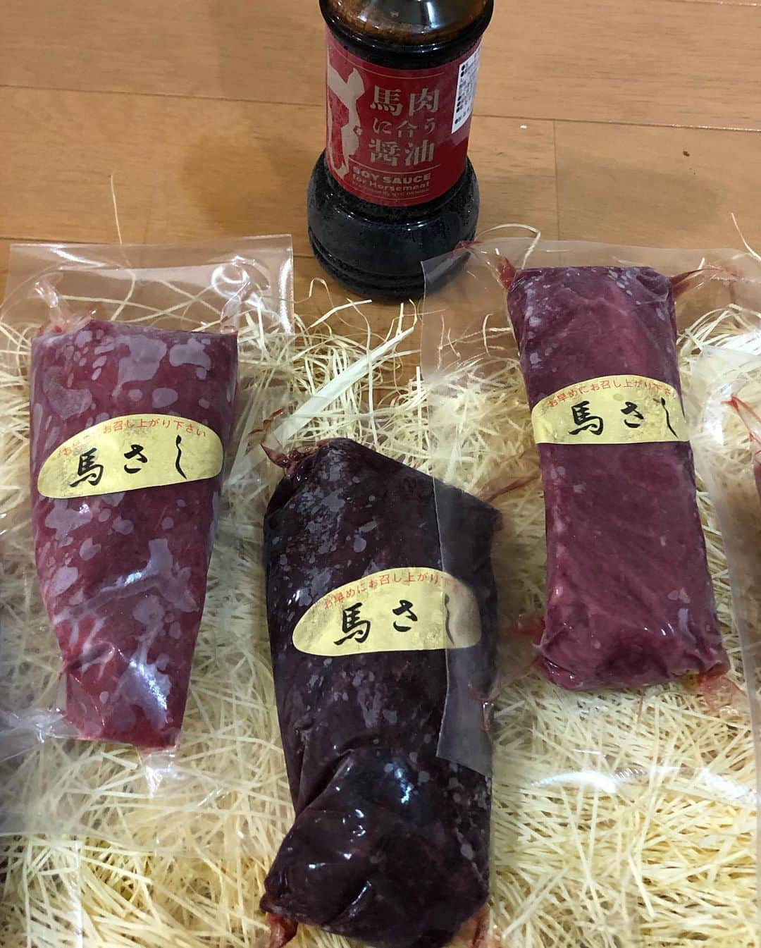 森本貴幸さんのインスタグラム写真 - (森本貴幸Instagram)「知り合いから馬肉が送られてきました！  馬肉は高タンパク低カロリーでダイエットにも最適！ 馬刺し以外にもユッケにしたり、他のお肉を馬肉に置き換えるだけでヘルシーなので男性にも女性にもオススメです！  東京の恵比寿に店舗があるのですが、オンラインストアもあるそうです。  @horsemeatmarketbakurou ↑トップページにオンラインストアのURLがあります！  #HORSEMEATMARKET #ホースミートマーケット #馬喰ろう #恵比寿 #馬肉 #馬刺し #低カロリー #高タンパク #ヘルシー  #馬肉料理#backchannel @backchannel_official #八木辰」12月19日 20時28分 - morimototakayuki9