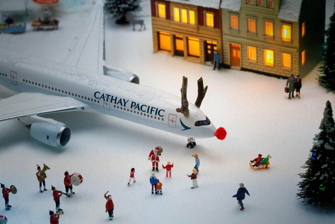 キャセイパシフィック航空さんのインスタグラム写真 - (キャセイパシフィック航空Instagram)「In a land far, far away,⠀ On the dawn of #Christmas Day,⠀ Santa Claus will land…⠀ With many gifts in hand! 🎁⠀ ⠀ Can you spot #Santa🎅 in this winter wonderland, created by talented local artist @shannnam_miniature ?⠀ ⠀ 今年 #聖誕，我們特別為聖誕老人 🎅 開設節日航班，讓他趕及於聖誕來臨之前向人們送上無窮驚喜。不知道大家能否在這個由本地藝術家 Riyo Chan 精心製作的場景中，找出人見人愛的聖誕老人呢？」12月19日 20時40分 - cathaypacific