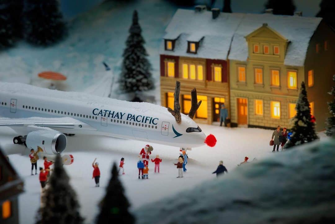 キャセイパシフィック航空さんのインスタグラム写真 - (キャセイパシフィック航空Instagram)「In a land far, far away,⠀ On the dawn of #Christmas Day,⠀ Santa Claus will land…⠀ With many gifts in hand! 🎁⠀ ⠀ Can you spot #Santa🎅 in this winter wonderland, created by talented local artist @shannnam_miniature ?⠀ ⠀ 今年 #聖誕，我們特別為聖誕老人 🎅 開設節日航班，讓他趕及於聖誕來臨之前向人們送上無窮驚喜。不知道大家能否在這個由本地藝術家 Riyo Chan 精心製作的場景中，找出人見人愛的聖誕老人呢？」12月19日 20時40分 - cathaypacific