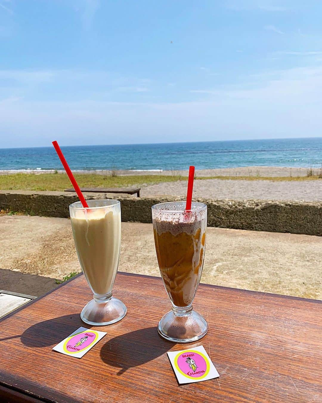 畑中奈緒美さんのインスタグラム写真 - (畑中奈緒美Instagram)「・ 最高に可愛いお店💙 額縁のような大きな窓から津軽海峡と函館山を一望出来る最高のロケーション✨ YouTubeに公開したのでぜひ見てね🥳 シェイク美味しかった🍹 ステッカーはiPhoneケースに入れてる💖・ ・ #casanova #hakodate #cafe #coffee #shake #youtube  #函館 #カフェ #カフェ巡り #ユーチューブ」12月19日 20時40分 - hatanaka_naomi