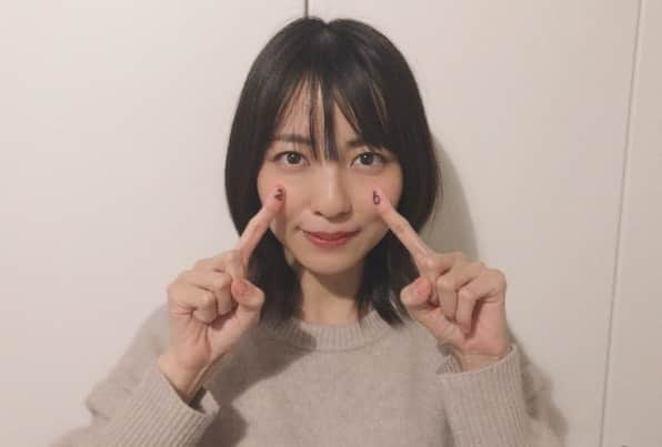 小島梨里杏さんのインスタグラム写真 - (小島梨里杏Instagram)「改めまして 26歳になりました。  見てくださる方のためにも、自分のためにも頑張ることをやめないでよかったとたくさんのお祝いを受けて、、ぷらすお芝居に触れられて、楽しくて、強くそう思います。  やっぱり一度きりの人生、楽しくありたいから、楽しくあるためにもこれからも頑張っていこうと思います。  出逢ってくださるみーんなさま！！本当にありがとうございます。  これからもたのしみです。  どうぞ26歳もよろしくお願いします。 . . . ２枚目は #天才てれびくんYOU のみなさまにお祝いしていただいた時のものです。こんなに大きなプレートは初めてで、びっくりして飛び跳ねました。ほんとに。笑  プレゼントはとっても喉に良さそうなはちみつと、あったかシューズ。団長からは今治のタオルケット。みんな身体を労ってくれている。（；＿；）あったかグッズ豊富になりました。心も体もぬくぬくだ。この冬もこれで元気にがんばるぞー！」12月19日 20時35分 - r_riria