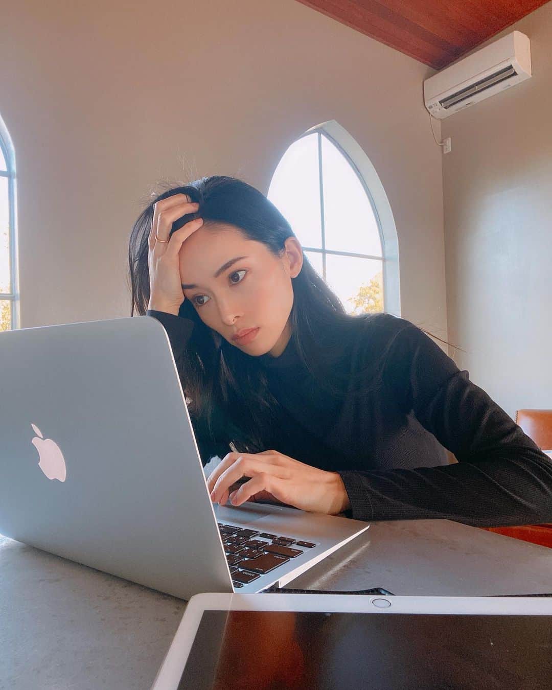のインスタグラム：「年末ですなあ。 今年はRed B.Aアンバサダーを半年もの期間やらせて頂きました。 前回のポストでたくましくなった事と言えばという話をしましたが この1年を通して一番たくましく突き進んで チャレンジした事を振り返ると やはり子育てしながらも自分のブランドをオープン させた事でした。 今だから言える事(?)ですが オープン前は本当にドタバタしてて やはりトラブルもあって、実は当日まで その件でかなり焦りがありました笑 でもなんとか乗り越えてオープン。 1枚目の写真はトラブルとにらめっこしてる図。笑 この時の写真が残ってて良い思い出。笑 でもやっぱり課題が無いと乗り越える経験は できないので チャレンジして良かったと心から思います。 . 来年はもっとたくさんの方に知って頂けるように コラボやポップアップなどしていけたら良いなあ...! . アンバサダーに就任してから @ba_red_polaofficial の製品を全て使い続けて 個人的に一番のお気に入りは 2枚目3枚目に載せたオイル！ これが顔に使う事で乾燥が全く気にならなかったのは勿論だけど 本当に万能で1本持ち歩いてれば手、体、髪にも使える。 しかもそんなサイズも大きくないから持ち歩きやすい。 機能性抜群でした。 ちなみに今日も持ち歩いてる。 これさえ持っていれば身だしなみのあらゆる事に 対応できるから安心。 . RedB.Aのアンバサダーになれた事で 製品を深く知ることができたのは勿論 スキンケアについても更に興味深くなりました。 @ba_red_polaofficial 様ありがとうございました！ . #redba #redbaアンバサダー #pola #本能は再起動できる #コントゥアテンション #pr」