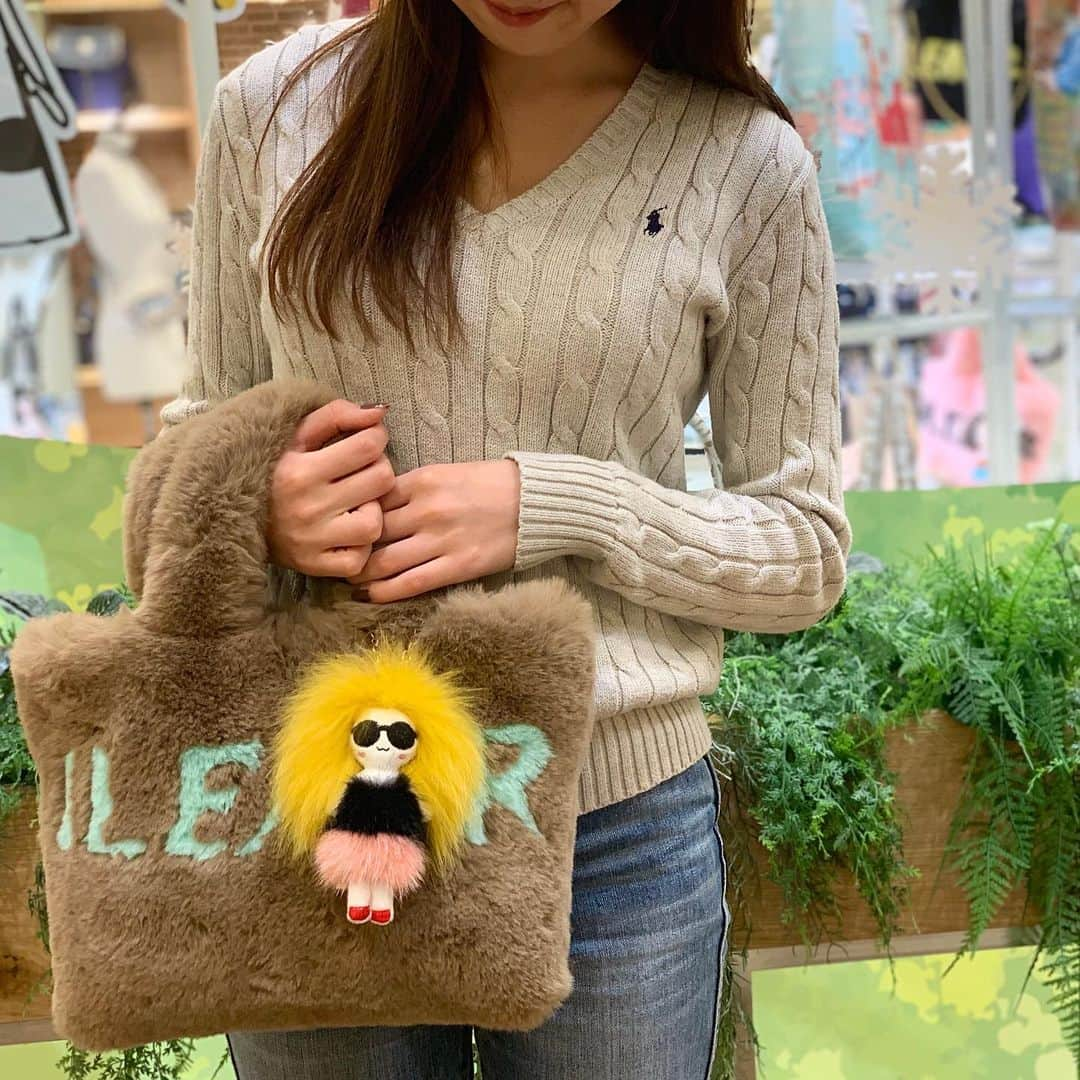 ILEMERさんのインスタグラム写真 - (ILEMERInstagram)「.﻿ 【新入荷のお知らせ】﻿ ﻿ 思わず触りたくなる♡可愛いふわふわチャームが﻿ 入荷いたしました〜！！🙌✨﻿ ﻿ 今までのE/mary(イーマリー)ちゃんとは一味違う！？﻿ サングラスをかけた姿がなんともファンキー😎🤟笑﻿ 思わずクスッと笑ってしまう愛くるしさ(*´ω｀)﻿ ﻿ お洋服もバイカラーでとってもオシャレなんです👗💄✨﻿ 素材はミンクファーなので肌触り抜群！！﻿ ずっと撫でてしまいます🤣💕﻿ ﻿ ﻿ 高級感があるので革バッグにもオススメ👍﻿ 姉妹ブランドのATAO、IANNEのバッグに﻿ 合わせても存在感抜で周りから注目間違いなし✨✨﻿ イルメールならではの遊び心たっぷりのチャームです✩.*˚﻿ ﻿ 【イーマリーファーチャーム ￥6500＋税】﻿ ﻿ ﻿ ■バッグ詳細■﻿ 2枚目:MOCOMOCO/モカベージュ×サックス ￥6900＋税﻿ 3枚目:【ATAO】elvy/ネイビー ￥39800＋税﻿ 4枚目:【IANNE】ケイトグレッタ/イブニングサンド ￥68000＋税﻿ ﻿ ・－・－・－・－・－・－・－・－・－・﻿ ﻿ ★ 期間限定イルメールイベント絶賛開催中★ ﻿ ﻿ 下記の店舗でもご覧頂けます^^*﻿ ﻿ ▪️2019年12月25日(水)まで﻿ ▪️場所:IANNE横浜店、IANNE新宿店、ロベルタ本店﻿ @ianne.paris ﻿ @roberta_shop ﻿ ﻿ ﻿ #イルメール  #ilemer  #イーマリーちゃん #E/mary﻿ #新作 #イーマリーファーチャーム #ミンクファー﻿ #ファンキー #バッグチャーム #コーディネート#アレンジ #ファーバッグ #レザーバッグ﻿ #クリスマス #Xmas #ギフト #オシャレ #ご褒美﻿ #アタオランド #スタジオアタオ #atao #ianne﻿ #kobe #神戸国際会館sol」12月19日 20時38分 - ilemer_official