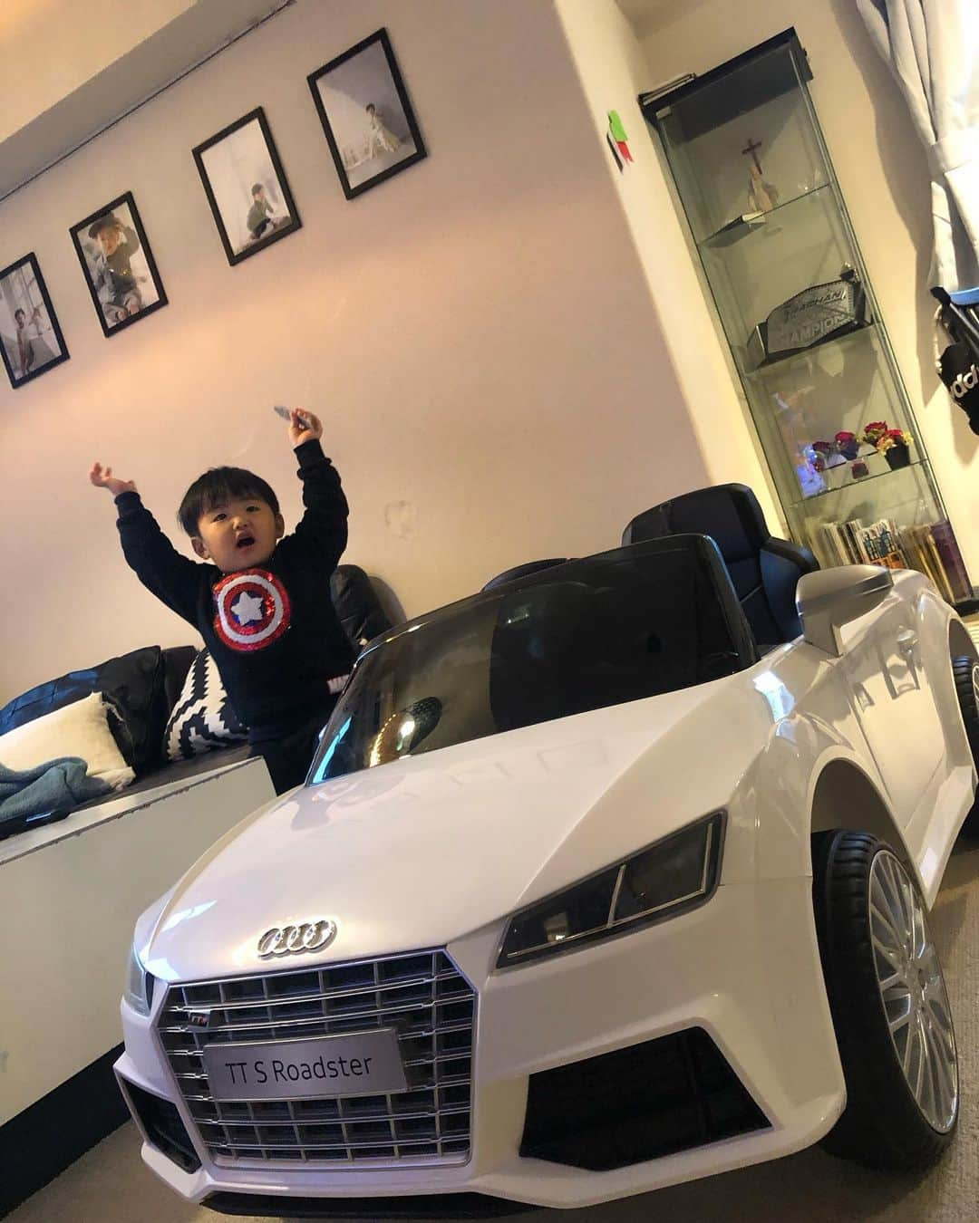 大澤茂樹さんのインスタグラム写真 - (大澤茂樹Instagram)「息子のaudi 納車w  #息子 #son #絆人 #hunt #2y #audi #アウディ #乗用ラジコン #ラジコン」12月19日 20時39分 - shigeki_osawa