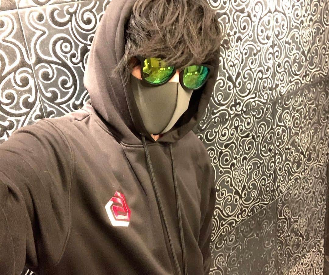イーサンのインスタグラム：「ラファエルから服貰った😌 ラファエルがマスコットキャラ？やっとるやつらしい🙂  #ラファエル  #マネージャー #写真撮るん苦手」