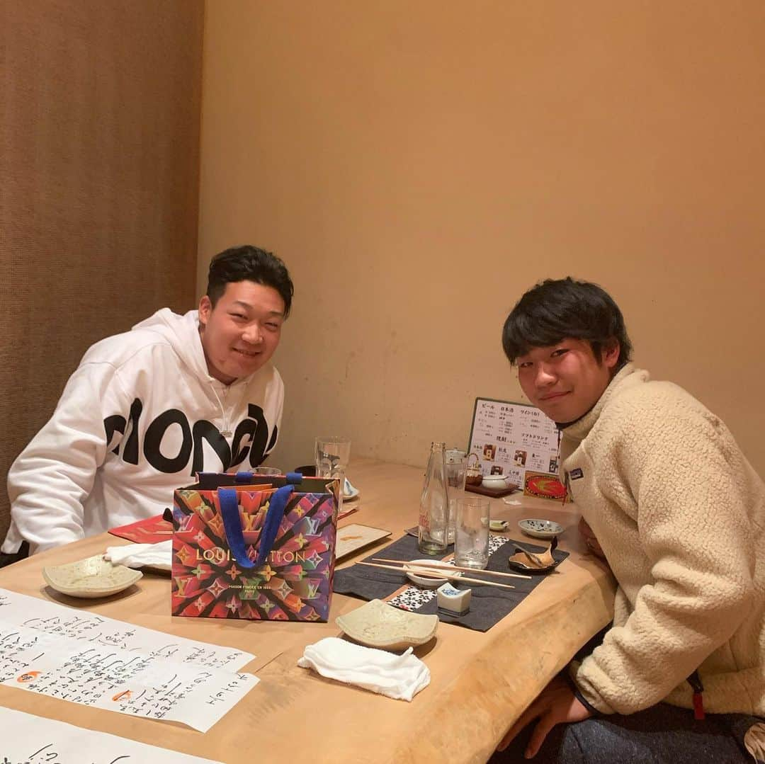 牧丈一郎さんのインスタグラム写真 - (牧丈一郎Instagram)「今日は大山さんの誕生日にご飯に行ってきました！ プレゼントも喜んでもらえてよかったです^_^ #大山悠輔#誕生日#お寿司#美味しかった#また#いきたいです」12月19日 20時48分 - joichiro.maki