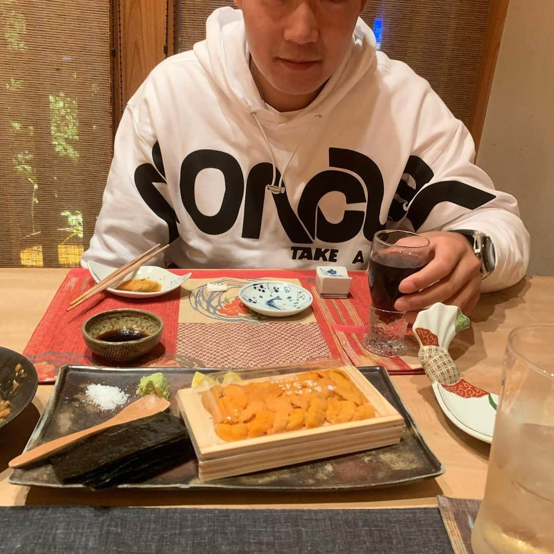 牧丈一郎さんのインスタグラム写真 - (牧丈一郎Instagram)「今日は大山さんの誕生日にご飯に行ってきました！ プレゼントも喜んでもらえてよかったです^_^ #大山悠輔#誕生日#お寿司#美味しかった#また#いきたいです」12月19日 20時48分 - joichiro.maki