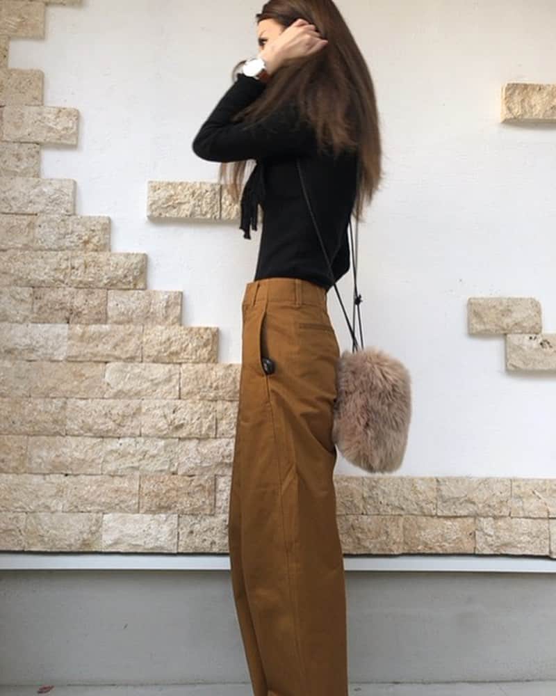 asuka0119のインスタグラム：「2019.12,19 . 今更ながら#カーブパンツ を 初おろししました(ت) 冬になると、同じ配色ばっかりになっちゃうけど やっぱり可愛い·͜·ೢ ⋆* . 今日から新たな新天地でお仕事 そんな今日も#上下ユニクロ部 . knit pants #uniqlo #ユニクロ bag #birthdaybash . #ユニジョ#ワイドパンツ #ワイドパンツコーデ #アラフォー#アラフォーコーデ #プチプラ#プチプラコーデ #高身長#高身長女子 #大人カジュアル #カジュアル」