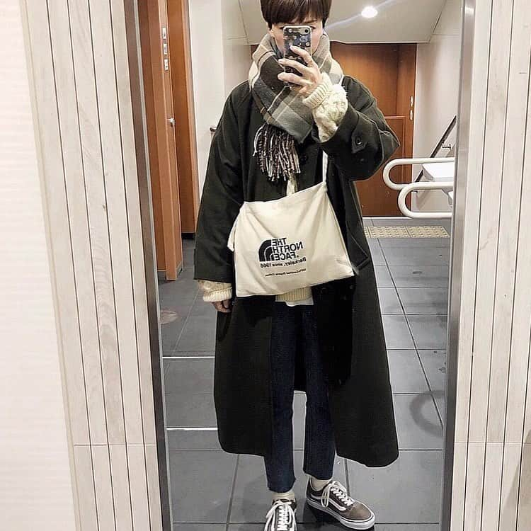 mikiさんのインスタグラム写真 - (mikiInstagram)「* 2019.12.19(thu) ・ 皆さん、コートに合わせるバッグ悩みませんか？ 私は基本的にトートバッグを肩から掛けるのが好きなんですけど 冬になるとアウターが厚手な上に 最近のアウターはゆったりしてて袖ぐりも大きいので トートバッグを肩に掛けるのがなかなか大変で💦 それで悩んで２年前くらいから確率したのが(笑) バッグ2個持ち👜👜♡ 一つは小さめのショルダーやボディバッグを アウターの中に仕込ませて👀 も一つは持ち手が短めのトートをだらんと。 (だらんと持ってもバッグが地面に付かない 持ち手の長さが重要✧) あとは今年お迎えしたaetaのミニボストンとトート 今年の冬はこの2通りが基本かなー ホンマは身軽にお出掛けできたら楽やけど 荷物が多い人なので💧 小さなバッグ１つで済まないのがそもそも悩み😂笑 でも２つ持ち、バランス取れて可愛いし 気に入ってるよ♡ みんなのバッグ事情も教えて！ ・ ・  #sog #sog_style  #高身長女子 #ショートカット女子 #アウターコーデ #冬コーデ #高身長コーデ #オーバーサイズ #プチプラコーデ #カジュアルコーデ #ゆるコーデ  #着比べコーデ #着回しコーデ #コートコーデ #大人カジュアル #スニーカー女子 #バッグ好き #バッグコーデ #おしゃれさんと繋がりたい #メンズライクコーデ #ニットコーデ #thenorthface #guコーデ部 #zaraコーデ #zarawomen」12月19日 20時58分 - miki__072