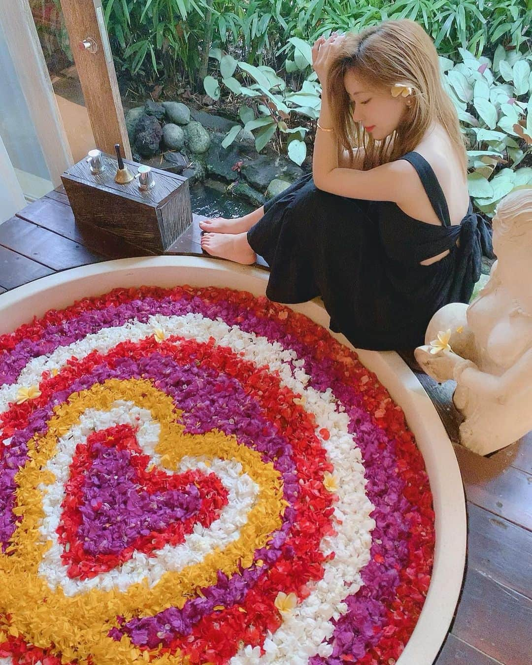 伴かなみさんのインスタグラム写真 - (伴かなみInstagram)「﻿ 𝗙𝗹𝗼𝘄𝗲𝗿 𝗕𝗮𝘁𝗵 🌹🛁﻿ ﻿ いろんなデザインから選べて﻿ このハートのデザインにしたっ♡﻿ ﻿ ﻿ #バリ #バリ島 #バリスパ #ウブド #フラワーバス ﻿ #bali #ubud #balispa #kaverispa #flowerbath」12月19日 20時54分 - k____n.8