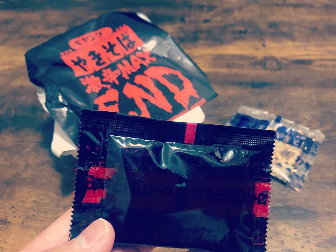 あつひろのインスタグラム：「‪辛い物が苦手でずっと食べられずにいた『激辛MAX END』を冷蔵庫にあったコイツが助けてくれた!!‬ ‪未使用の激辛ENDソースは罰ゲーム用として保管しとこうwww‬  #ペヤング #やきそば #激辛MAXEND #NISSIN #日清焼そば #UFO #濃い濃い追いソース #あつひろ #声優芸人 #声優 #ナレーター #吉本興業 #辛いの苦手 #ソースちょっとかけ過ぎた」