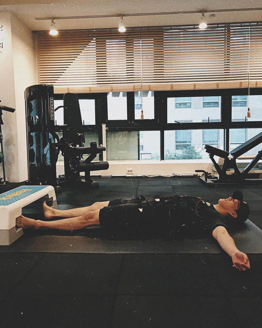 プニエル のインスタグラム：「How I be after one session of EMS. It’s supposed to be a 20 minute session but how come I feel like I’ve been working out since yesterday?! Do you see how my soul has left my body in the 2nd picture?! EMS 후 나의 모습. 20분 동안 하는 운동이라는데 난 왜 어제 부터 하고있었던 느낌이지? 2번째 사진 보면 영혼 탈출 상태」