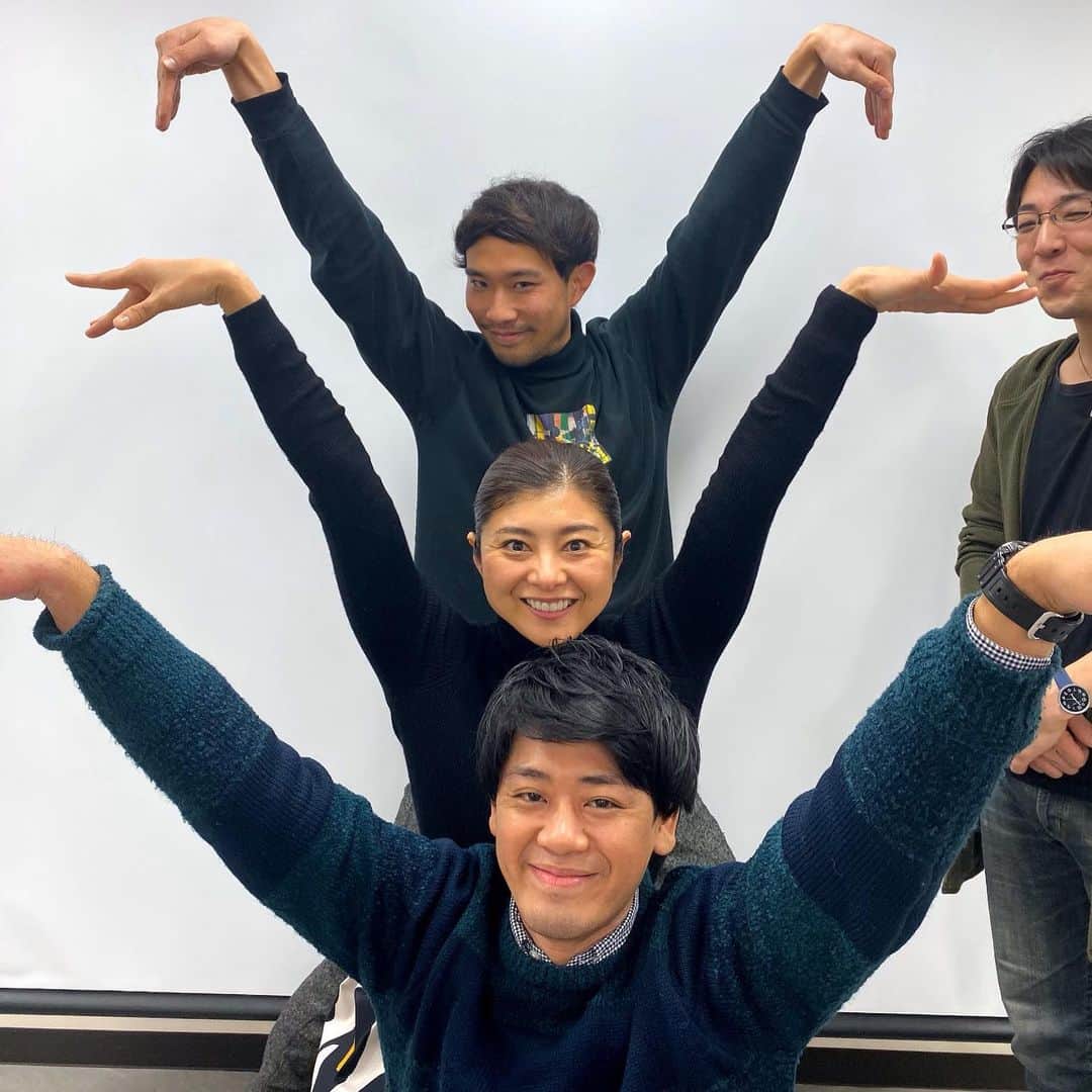 間々田佳子のインスタグラム：「男性だって印象大事❣️ 表情筋トレーニングで 自分をデザインしよう  お笑いコンビ どんな事にもチャレンジ精神旺盛の ヴァンパイアリゾットさんたちが 体験してくださいました！  ありがとうございます😊 今度ライブ見に行きます❣️ #表情筋トレーニング #間々田佳子 #ヴァンパイアリゾット #表情筋トレーニング #顔トレ #メンズ美容  #メイクもスキンケアも大事だけど #顔の土台もケア必要 #筋トレ #モテ顔エクササイズ」