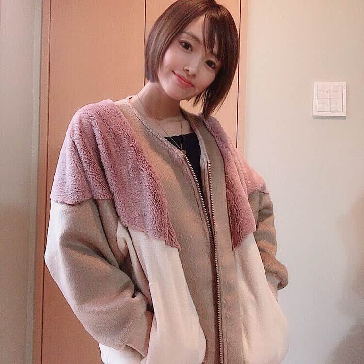 のインスタグラム：「派手カワなお洋服が多い﻿ @scolar_official の上着きてみた❤️﻿ ﻿ モコモコでかわいい😍✨✨﻿ ﻿ 久々お家でパシャり📷﻿ 一年前くらいはこうして玄関でよく写真撮ってコーデ載せてたな〜って思い出したよ😂💕笑﻿ ﻿ こっちはスカラーのネットショップ🐰💕﻿ 派手カワがたまらんから、ぜひ見てみてね❤️↓﻿ @scolar_netshop﻿ ﻿ #ScoLar﻿ #スカラー﻿ #scolar_ootd﻿ #個性的﻿ #ハデカワ﻿ #着るアート#レディースファッション #コート #アウター #ママ #アラサー #おしゃれさんと繋がりたい #おしゃれ #オシャレ #ママコーディネート #冬コーデ #パーカー #パーカーコーデ」