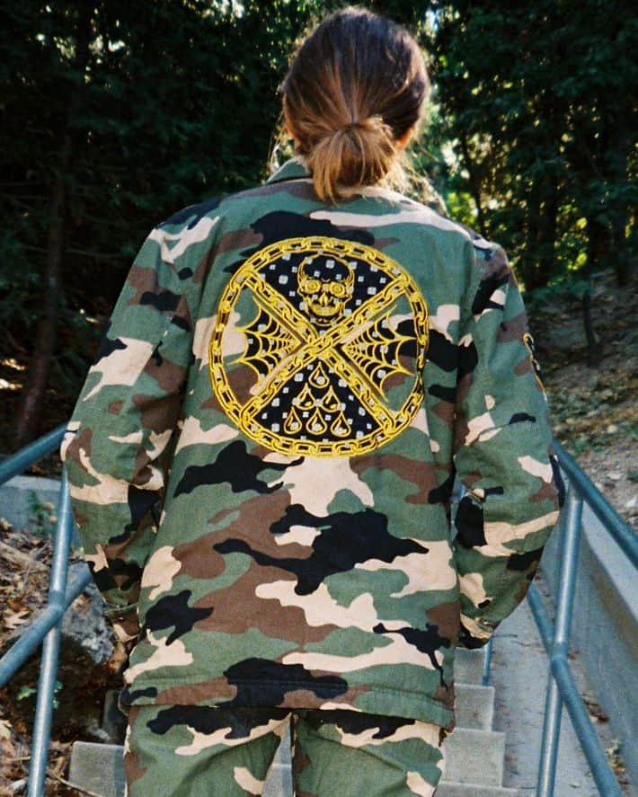 のインスタグラム：「女の子が着てもとてもスタイリッシュな "Ben Venom Camo Jacket" || サンフランシスコ在中の ANP Artist , Ben Venom によるオリジナルの刺繍デザインが Good || #artistnetworkprogram #RVCA」