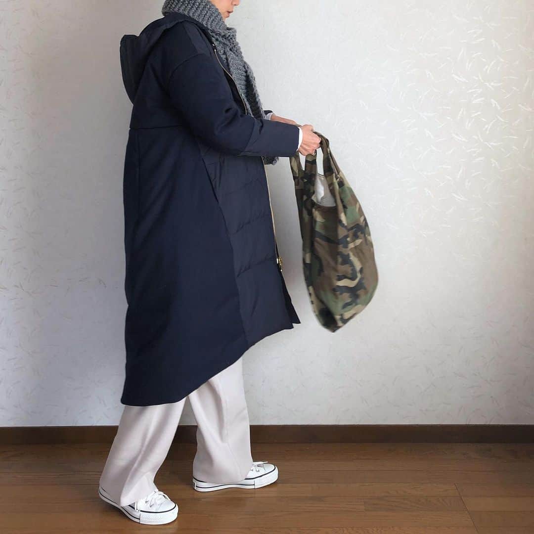 ak_m1120さんのインスタグラム写真 - (ak_m1120Instagram)「一昨日からゆるめのファスティング始めました。 . . . 1日のうちの8時間だけ食べていいみたいなやつ。 . . . このサプリいいよーとか この飲み物いいよーとかあったら教えてください🙏 . . . . outer.muffler#stylebar #emmataylor @stylebar.jp @emmataylor_ny  pants#nikoand @nikoand_official . . . シルエットがキレイなネイビーのロングダウン♡ . . . フードを取り外してノーカラーにもできます🙆‍♀️ . . . . #fashion #instafashion #outfit #ootd #stylebarstyle #stylebarjp #locari #スタイルバー #エマテイラー #ニコアンド #ニットパンツ #コンバース #ダウンコート #ロングダウン #ママコーデ #ママファッション #マフラー #オトナカジュアル #pr #wear更新」12月19日 21時07分 - ak_m1120