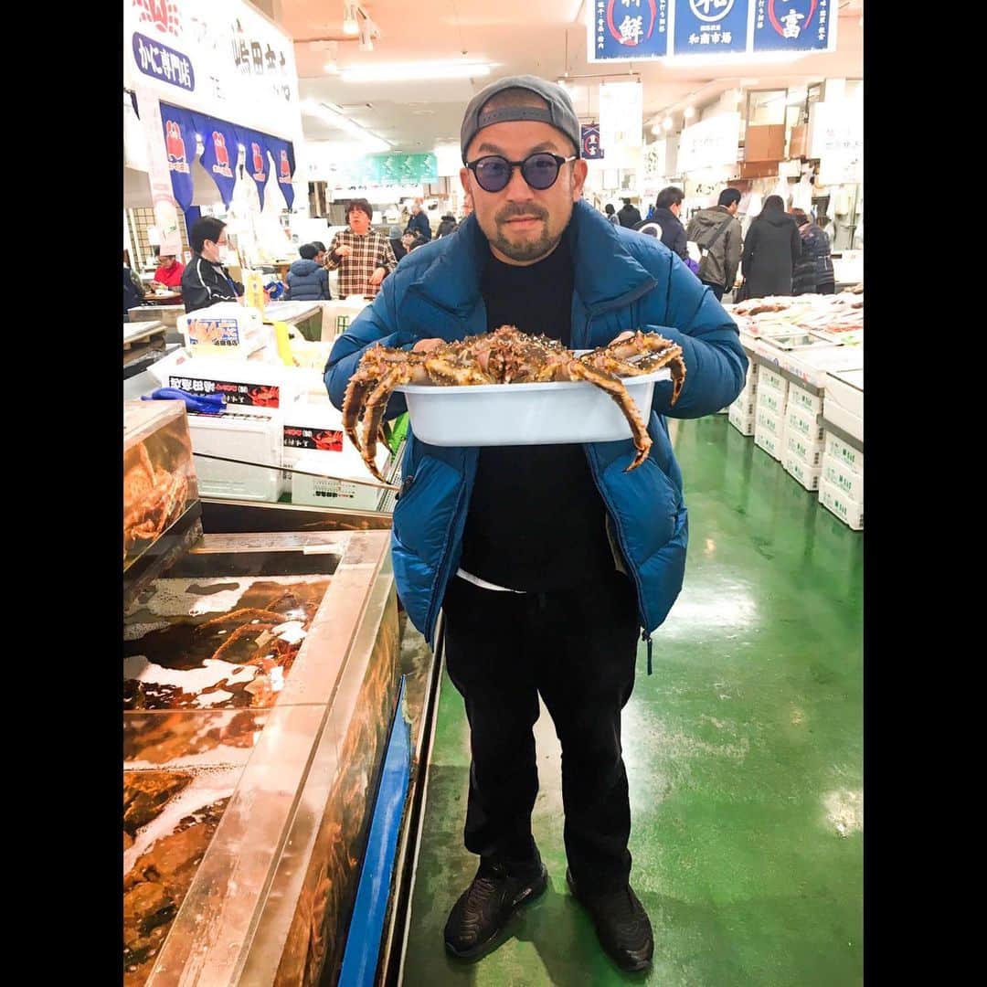 大蔵さんのインスタグラム写真 - (大蔵Instagram)「今回は釧路和商市場にて。 生タラバ2.8kg🦀 ちょっと早い自分へ カニスマスプレゼント🎅 寒い北海道、ダウンジャケットないと リームー🥶 アウター @ten_c_official from @tomorrowland_jp . At ”Kushiro Washo Market”. The second picture is 2.8kg raw king jcrab. There are other delicious seafood here and there ... . #ケツメイシ #KTM #大蔵 #daizo #japan #japanese #旅 #trip #sapporo #札幌 #蟹 #カニ #crab #🦀 #勝手丼システム楽しかった！ #白飯片手に練り歩き具をオンするやつよ #釧路の皆様ドモアリガット」12月19日 21時11分 - ketsume_daizo