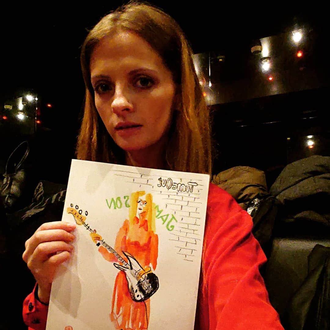 アナンダ・ジェイコブズのインスタグラム：「Someone did a portrait of me at open mic tonight! Thanks @ivansigg #timeouttokyo #bassistsinger #impromptuart #恵比寿 #赤いドレス #openmic」