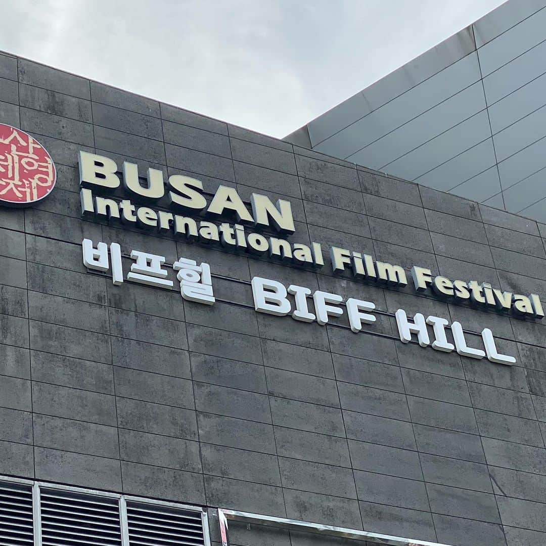 植田朝日さんのインスタグラム写真 - (植田朝日Instagram)「‪🇰🇷‬﻿ ﻿ ‪一応、映画を撮ったりもしてる監督さんなので釜山国際遠征祭(BIFF)関連施設を視察。‬﻿ ﻿ ‪街の中心にBIFF広場が、海雲台にはBIFFのメイン会場となる4000人収容の野外映画館付き巨大施設が。‬﻿ ﻿ ‪こりゃ、文化だし観光スポットだわ！‬﻿ ﻿ ‪そこにたけしさんの手形があるのは感動‼️‬﻿ ﻿ ‪#朝日旅 #韓国遠征 #BIFF ‬」12月19日 21時12分 - asahiman
