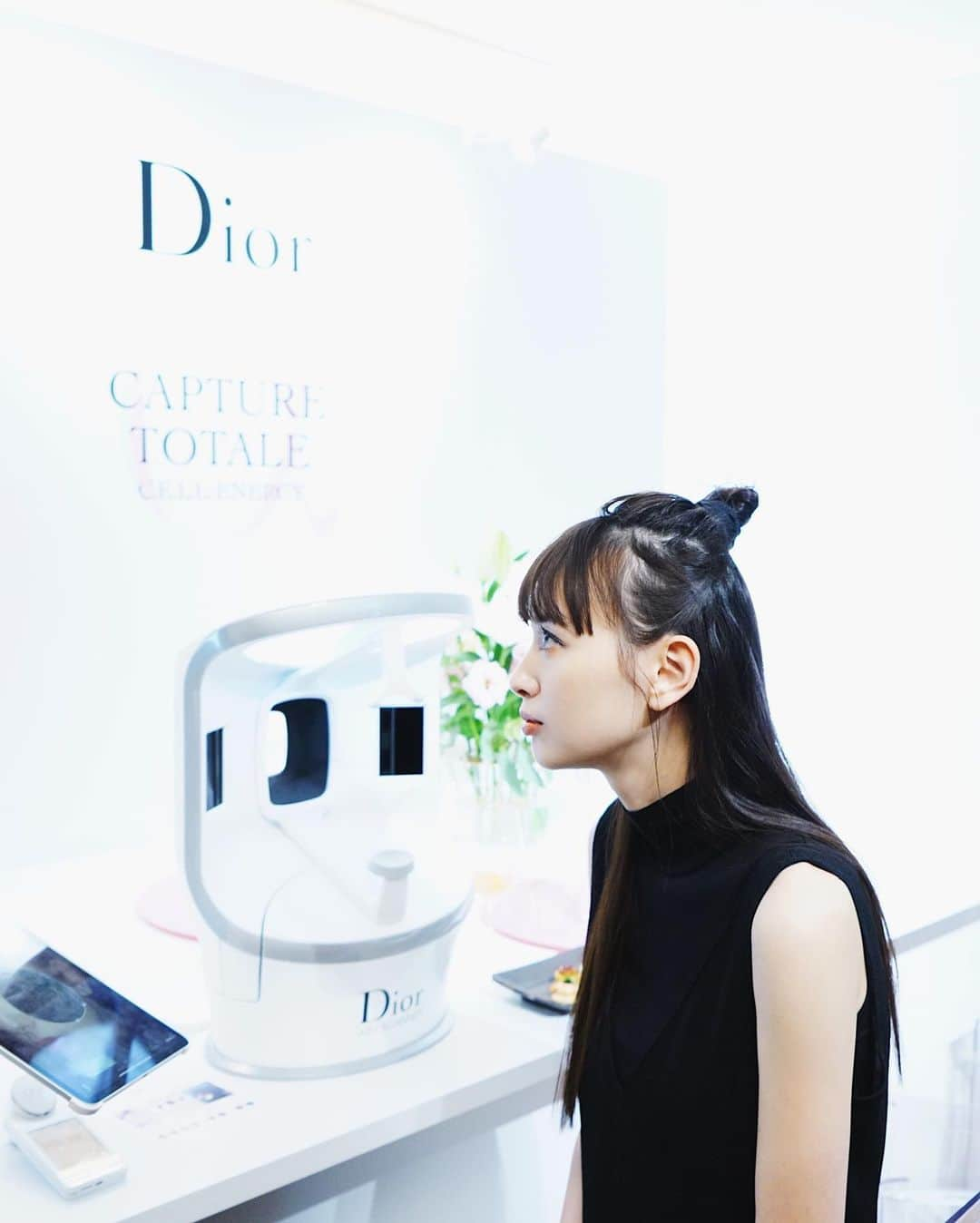 鈴木えみさんのインスタグラム写真 - (鈴木えみInstagram)「@diorskincare の「カプチュール トータル」から、幹細胞の研究を生かした新スキンケアシリーズ「カプチュール トータル セル ENGY 」が来年1月10日に発売されます。 潜在的なエネルギーを再活性化し、肌の原動力である幹細胞の再生力を全面的に回復させてくれるそうです！ 今日はひと足先に、製品をお試しさせていただいたのと、また恐怖の肌診断（前回よりもっと本格的なやつ...）をしてきました😇 おでこに小じわがあったものの、 全体的にすごく良い結果でまた狂喜乱舞😍‼️ こんな数値見たことない！と言っていただけました👏🏻💖💖 カプチュール トータル セル ENGYでもっともっと美肌を目指して、これからもスキンケアをしっかりやっていきます✨ #カプチュールトータル」12月19日 21時12分 - emisuzuki_official