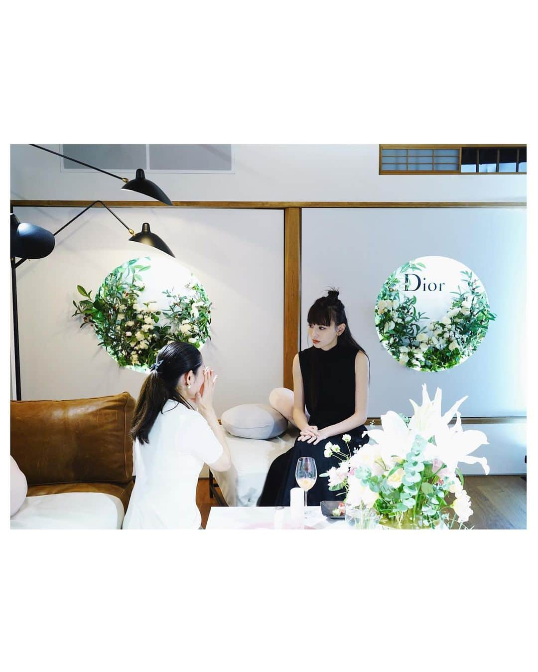 鈴木えみさんのインスタグラム写真 - (鈴木えみInstagram)「@diorskincare の「カプチュール トータル」から、幹細胞の研究を生かした新スキンケアシリーズ「カプチュール トータル セル ENGY 」が来年1月10日に発売されます。 潜在的なエネルギーを再活性化し、肌の原動力である幹細胞の再生力を全面的に回復させてくれるそうです！ 今日はひと足先に、製品をお試しさせていただいたのと、また恐怖の肌診断（前回よりもっと本格的なやつ...）をしてきました😇 おでこに小じわがあったものの、 全体的にすごく良い結果でまた狂喜乱舞😍‼️ こんな数値見たことない！と言っていただけました👏🏻💖💖 カプチュール トータル セル ENGYでもっともっと美肌を目指して、これからもスキンケアをしっかりやっていきます✨ #カプチュールトータル」12月19日 21時12分 - emisuzuki_official