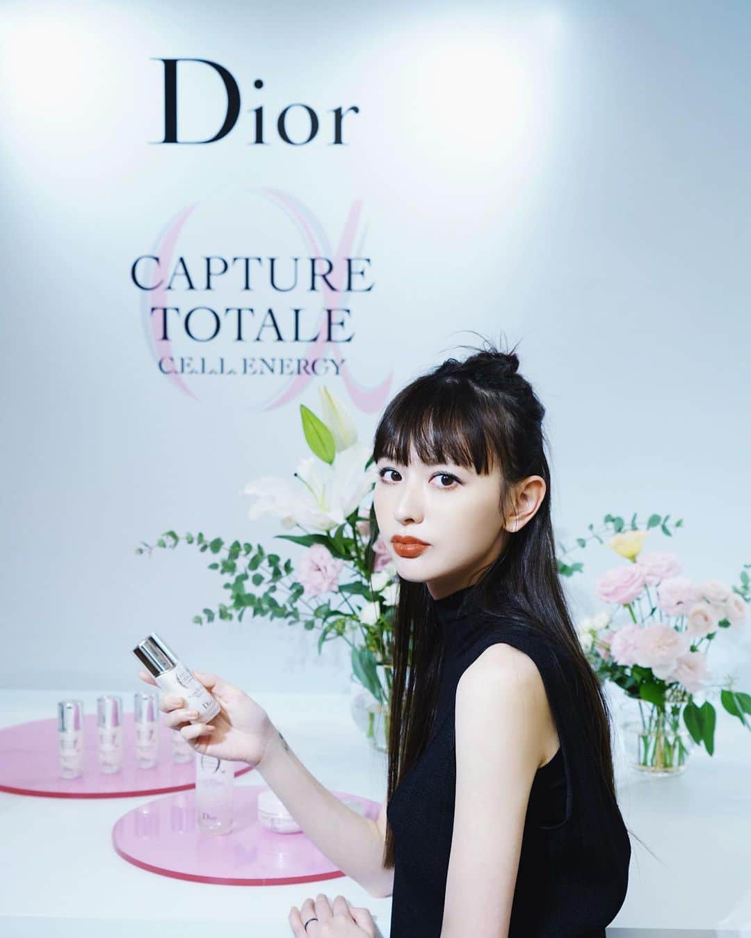 鈴木えみさんのインスタグラム写真 - (鈴木えみInstagram)「@diorskincare の「カプチュール トータル」から、幹細胞の研究を生かした新スキンケアシリーズ「カプチュール トータル セル ENGY 」が来年1月10日に発売されます。 潜在的なエネルギーを再活性化し、肌の原動力である幹細胞の再生力を全面的に回復させてくれるそうです！ 今日はひと足先に、製品をお試しさせていただいたのと、また恐怖の肌診断（前回よりもっと本格的なやつ...）をしてきました😇 おでこに小じわがあったものの、 全体的にすごく良い結果でまた狂喜乱舞😍‼️ こんな数値見たことない！と言っていただけました👏🏻💖💖 カプチュール トータル セル ENGYでもっともっと美肌を目指して、これからもスキンケアをしっかりやっていきます✨ #カプチュールトータル」12月19日 21時12分 - emisuzuki_official