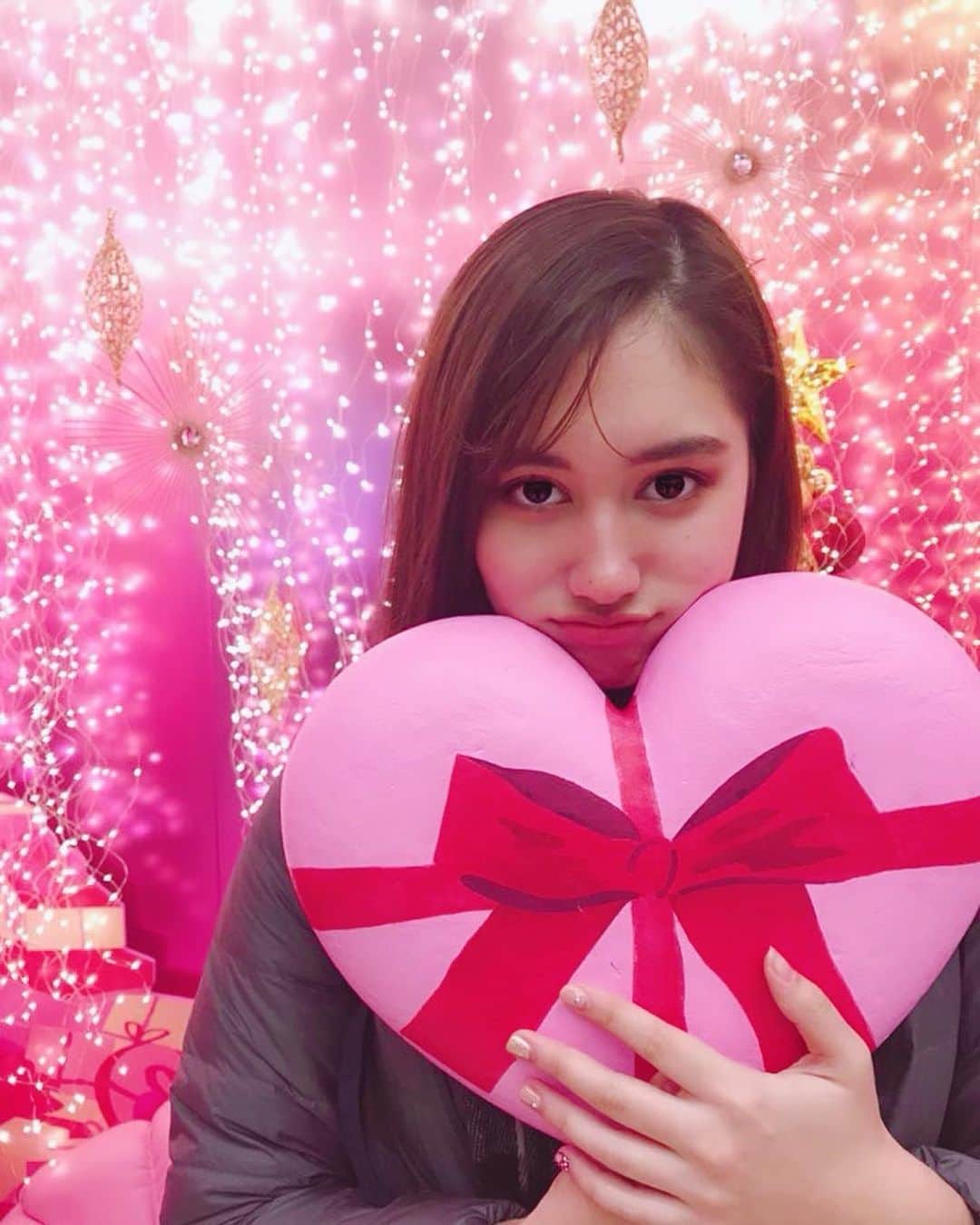 ベネット・マヤのインスタグラム：「When you’re the third wheel😒 #festiveseason #shinjuku #christmas #heart #love #pink」