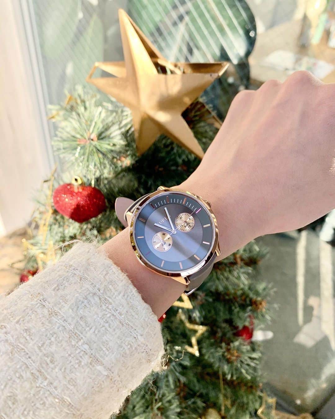こままりえさんのインスタグラム写真 - (こままりえInstagram)「✴︎ FURLA METROPOLIS⌚️ . クリスマスプレゼントに @the_platinum_select でゲットした FURLAの時計😊 . この #グレイッシュベージュ の カラーが使いやすくて良き🙆‍♀️🙆‍♀️ 小ぶりのもいいけど 38mmフェイスってやっぱり好き😉 . クリスマスプレゼントに時計って かなり嬉しい😆🎄✨ . #METROPOLIS #38mm #theplatinumselect #furla #furlawatch #フルラ #フルラ時計 #メトロポリス #時計 #腕時計 #ウォッチ #クリスマス #クリスマスプレゼント #クリスマス準備 #時計好き #手元くら部 #手元倶楽部 #手元コーデ」12月19日 21時25分 - komamarie