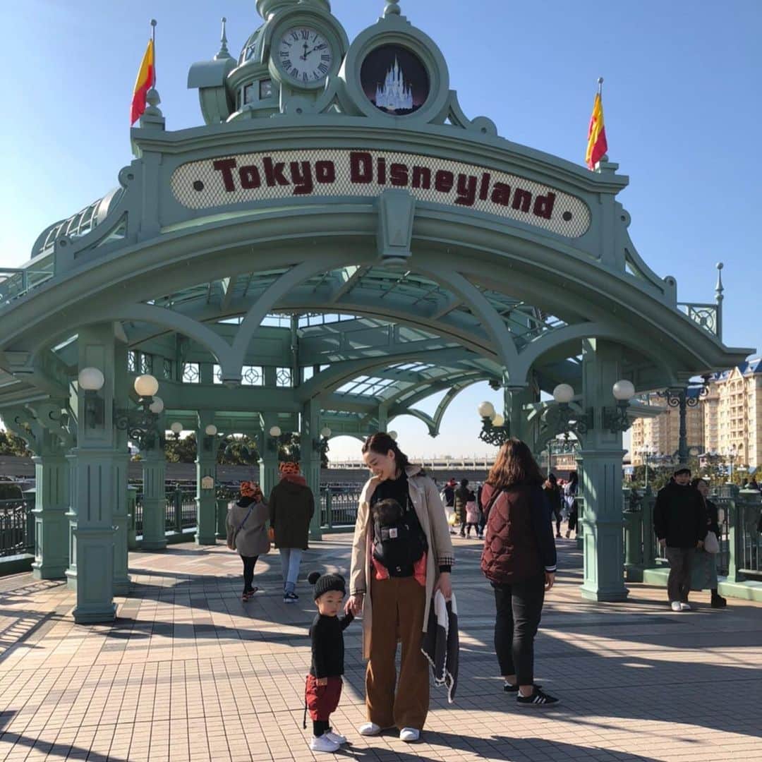 大戸千絵さんのインスタグラム写真 - (大戸千絵Instagram)「Tokyo Disney land... 今回は、奇跡の連続🏌️‍♀️ 入園した日の夜は、 予約制のショーレストラン 『ミッキー&カンパニー』が取れてかっこいいミッキー達のショーを見ながらご飯。 ２日目のお昼は、たまたまキャンセル出ないかなーと予約ページ見てたら空いたので 『シェフミッキー』に初めて行けた…😭✨✨ ミッキーミニードナルド、デイジー達とはあんなにしっかり時間があって嬉しかった。私が← そして、当日キャンセル見てたら一度入ってみたかったポリネシアンテラスであるショーレストラン『ミッキーのレイボウルアウ』が取れて、夕食も最高の時間に…🥺👏🏻💯 . . こんなに満足度高いディズニーは初めてでした。 おまけにミートミッキーでもミッキーに会えて息子は大喜び… ミニーちゃんにも完全に初恋でした😍✨ . .  でも一番嬉しかったのは、原川家と時間を共にできたこと。 すっかり、同い年の長男くんの名前を覚えてばいばいしてから思い出すごとに嬉しそうに話す息子。 仲良し家族のおかげで、何百倍も最高の一日になりました✈️💕 . .  #ディズニー大好き #シェフミッキー #ミッキーアンドカンパニー #ミッキーのレインボールアウ #ディズニーショーレストラン #東京ディズニーランド #ミートミッキー #ミートリッキー」12月19日 21時26分 - chie_ohto