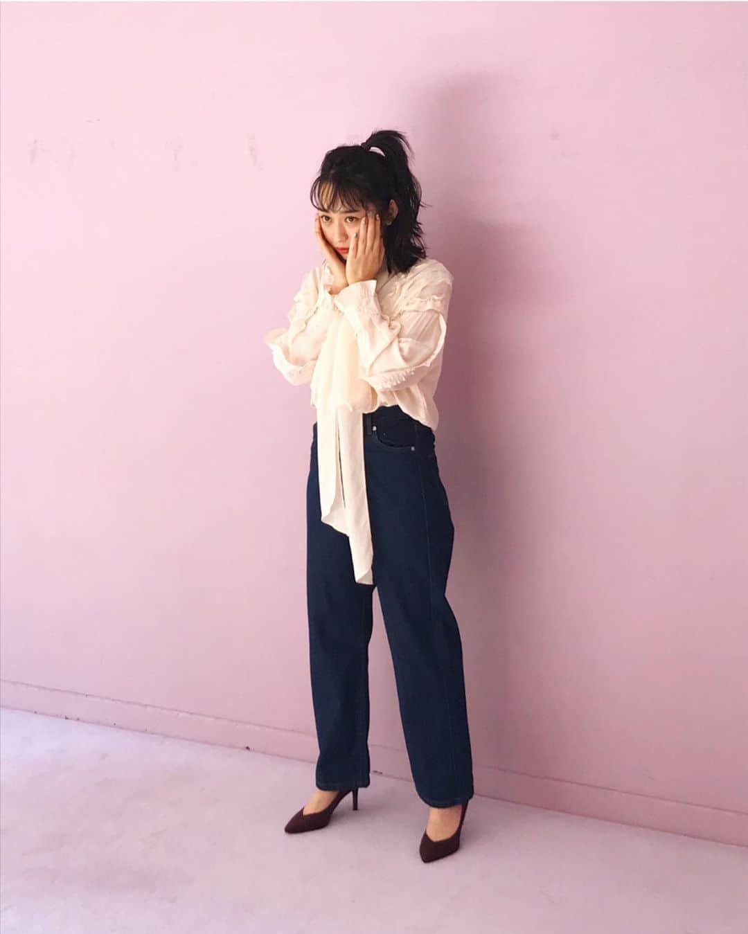 小川暖奈のインスタグラム：「先日韓国で選んできた洋服を チラッと！ この大っきいリボンのブラウスは、フリルもレースも盛り盛りなのに、てろっとしてるから甘すぎず大人な感じに着れるんだなぁ！！ #早く全部見て欲しくてうずうずしている #何十種類と選んできたからお楽しみにネ🤎」