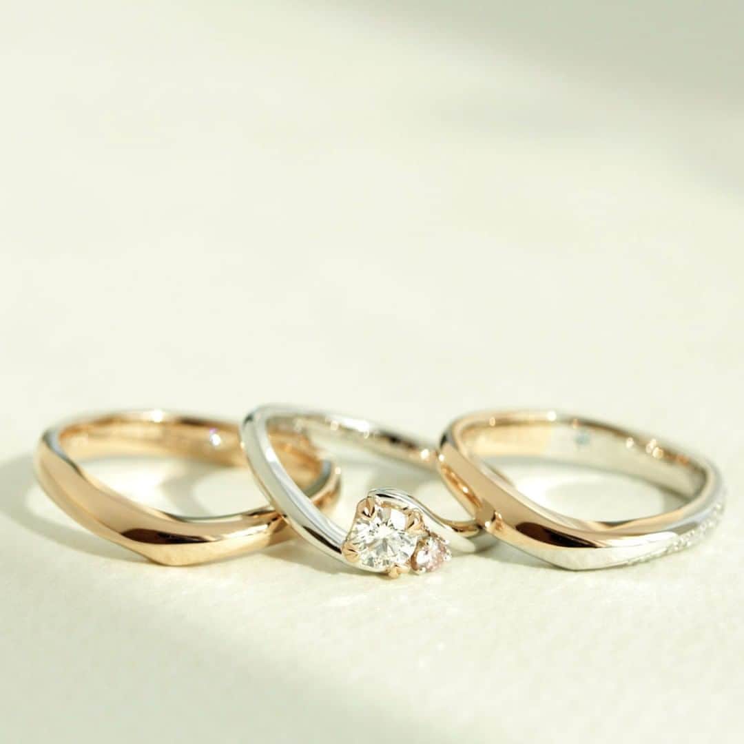 ith / イズ オーダメイド結婚指輪さんのインスタグラム写真 - (ith / イズ オーダメイド結婚指輪Instagram)「一目惚れしたのは、かわいらしさと 重厚感のバランスのよい組み合わせでした。 . 二度目に大宮アトリエへ訪れても、 お二人のお好みは変わりませんでしたね。 . 婚約指輪と結婚指輪の重ねたときの ピタリと重なる具合も、 お気に入りのポイントになりました。 . . ▽ 指輪について 婚約指輪：フォルトゥナ Pt900/K18PG 0.2ct〜：328,000円〜 . 結婚指輪(男性)：グラーヴェ K18PG：128,000円〜 . 結婚指輪(女性)：グラーヴェ Pt900/K18PG：203,000円〜 . . 公式ハッシュタグ🤳✨ #イズマリッジ . . #結婚指輪 #婚約指輪 #プロポーズ  #マリッジリング #エンゲージリング  #指輪 #ダイヤモンド #ブライダルリング #婚約 #プレ花嫁 #ペアリング #指輪選び  #ウェディングドレス #ナチュラルウェディング  #指輪探し #結婚指輪探し #ゴールドリング  #オーダーメイドリング #結婚指輪オーダー #オーダーメイド #花嫁 #2020春婚 #2020夏婚 #2020秋婚 #重ね着けリング #レイヤード #セットリング」12月19日 21時35分 - ith_marriage