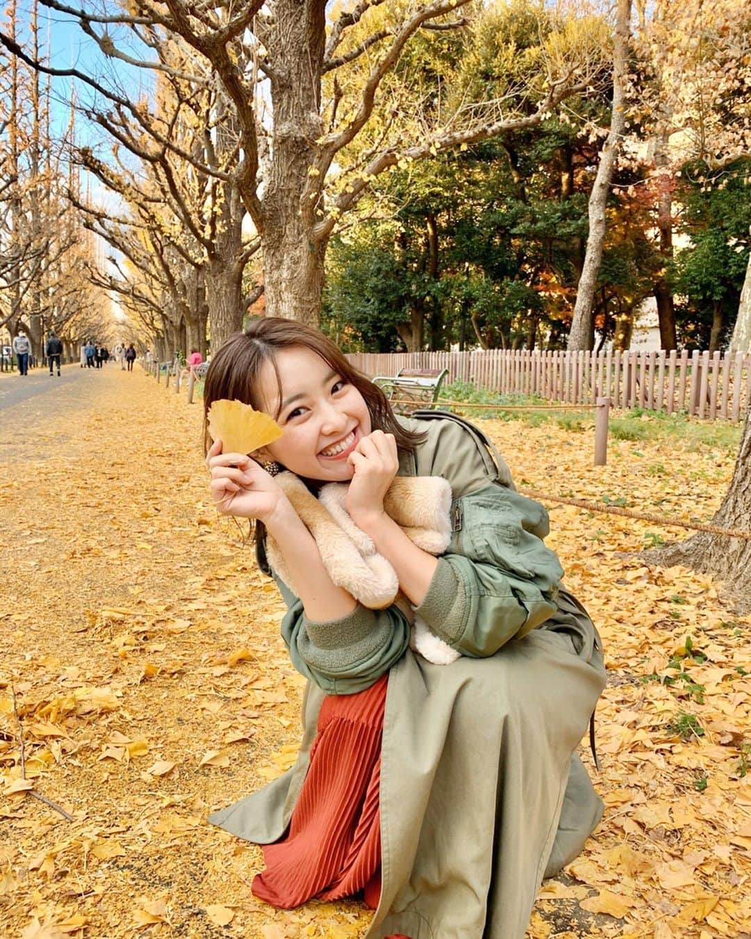 のインスタグラム：「さいごの紅葉🍁🍂 . まいちゃんとランチしたときに まだ黄色いかなー？とふらっと寄ってみたときの。 . 去年のお気に入りアウターは 今年も持ち越しです◎ . . #外苑前いちょう並木通り#外苑前銀杏並木 #外苑前いちょう並木#黄色の絨毯 #秋の終わりに#黄色の世界#紅葉の名所 #青山ランチ会#外苑前ランチ#ランチ女子会 #冬のはじまり#都内散策#外苑前駅#平日デート」