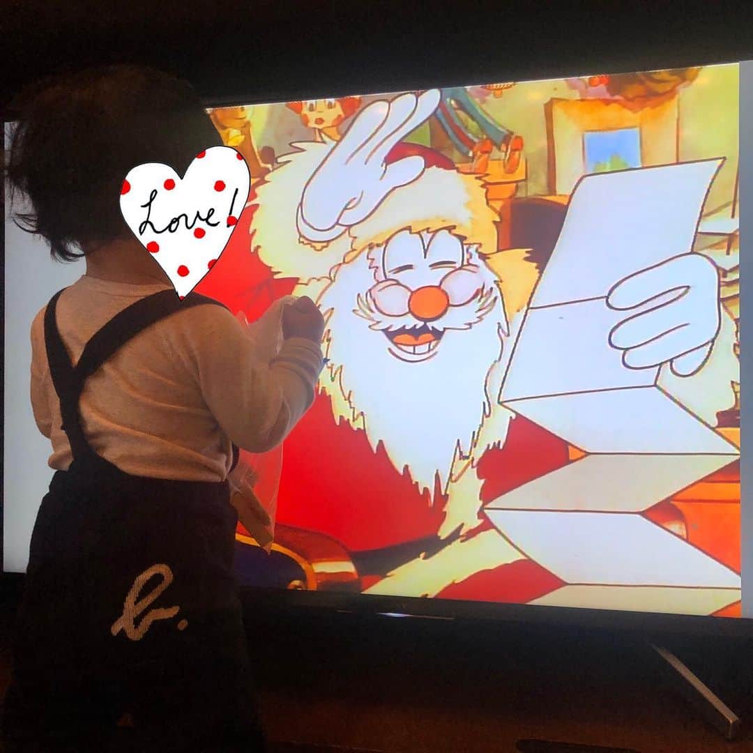 のインスタグラム：「私が子供の頃に大好きだったDisney🎄のvideoを、babyと毎日見ています🎅❤️大人になって見ても、夢がいっぱい✨」